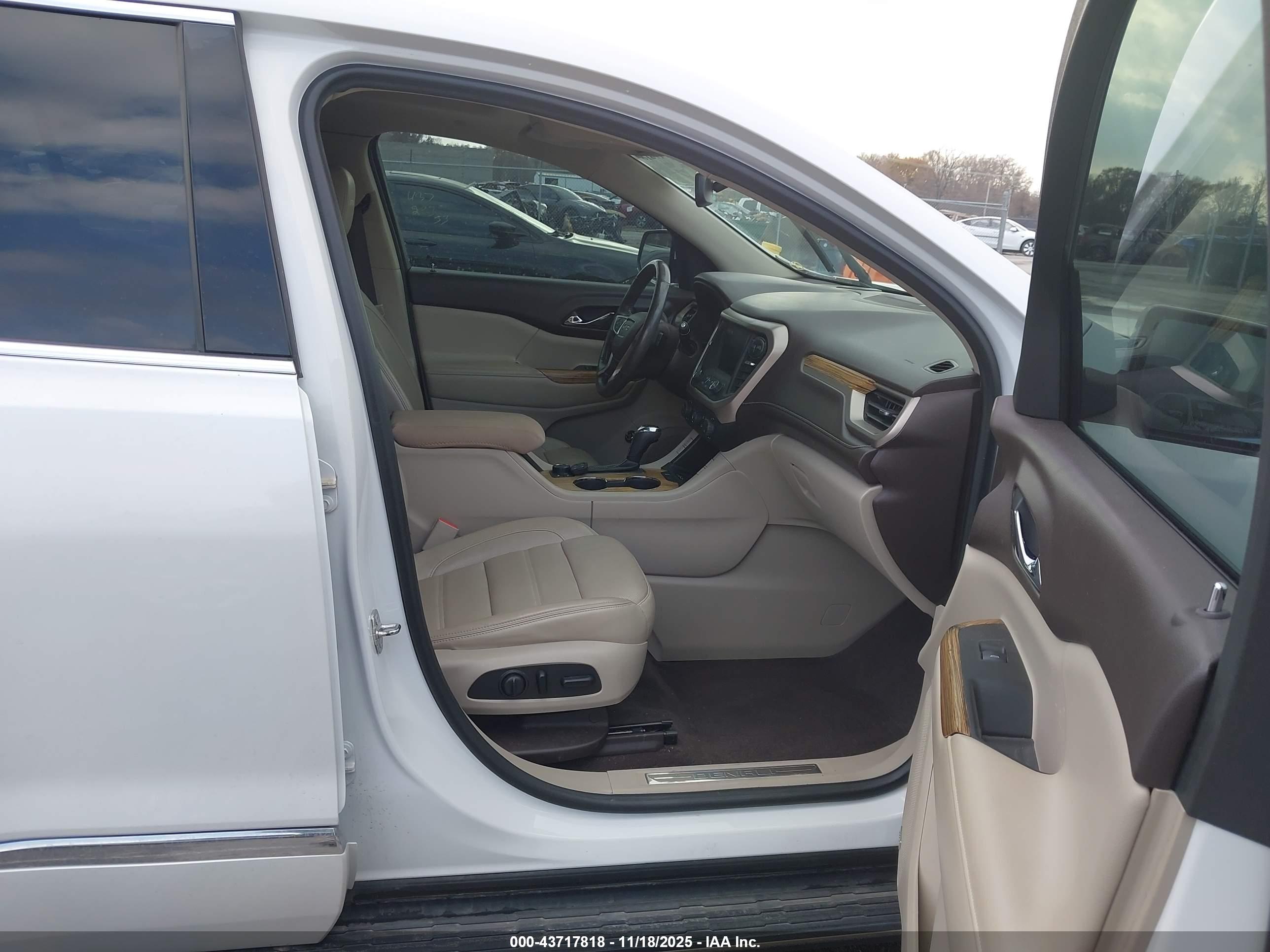 GMC ACADIA image 5
