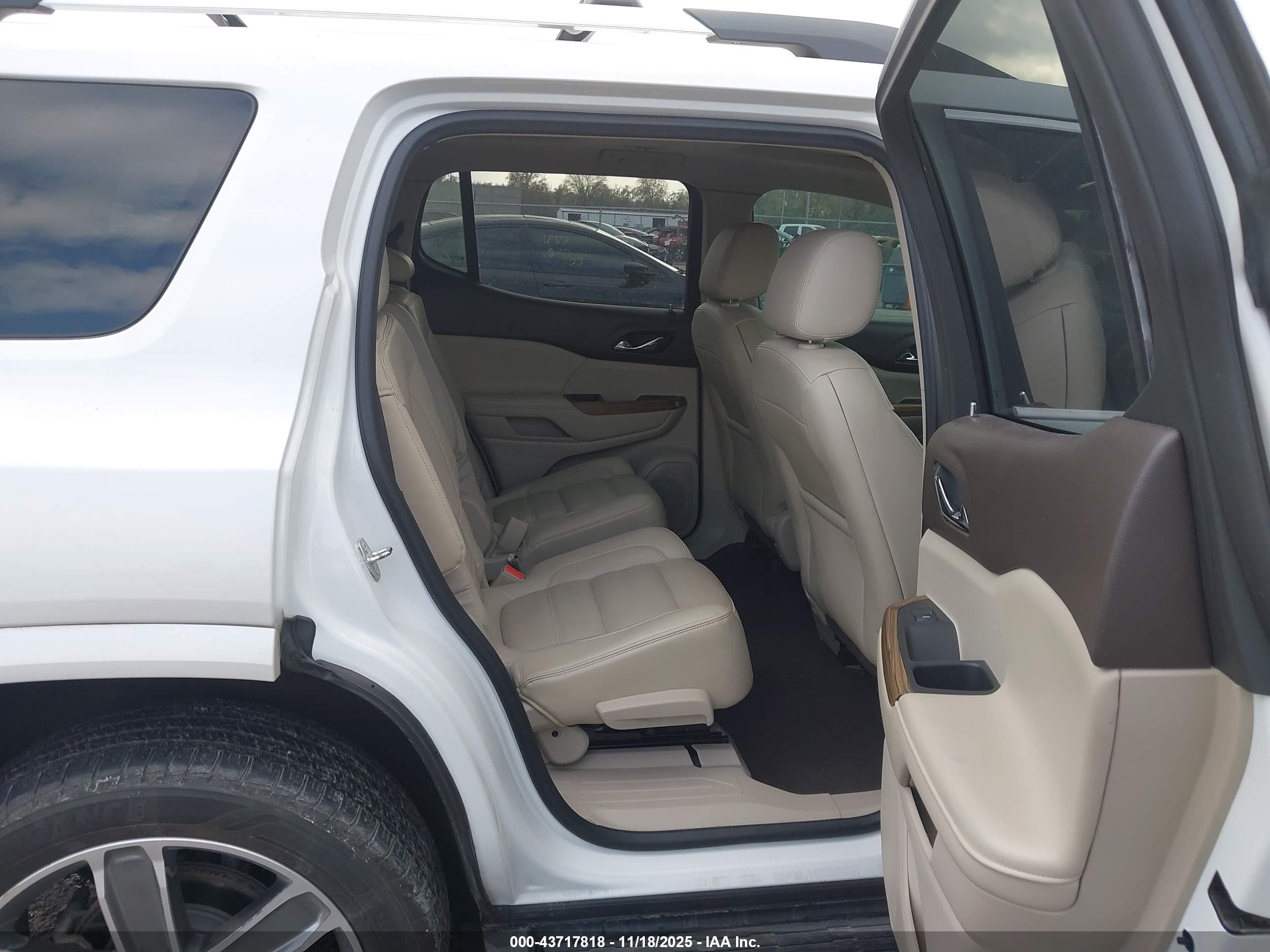 GMC ACADIA image 8