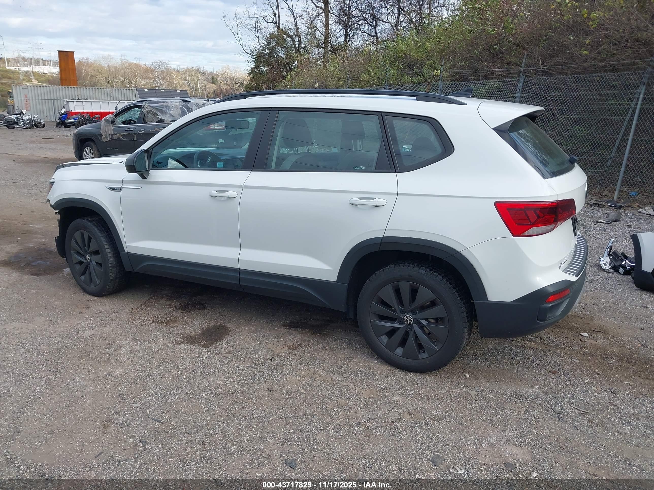 VOLKSWAGEN TAOS image 3