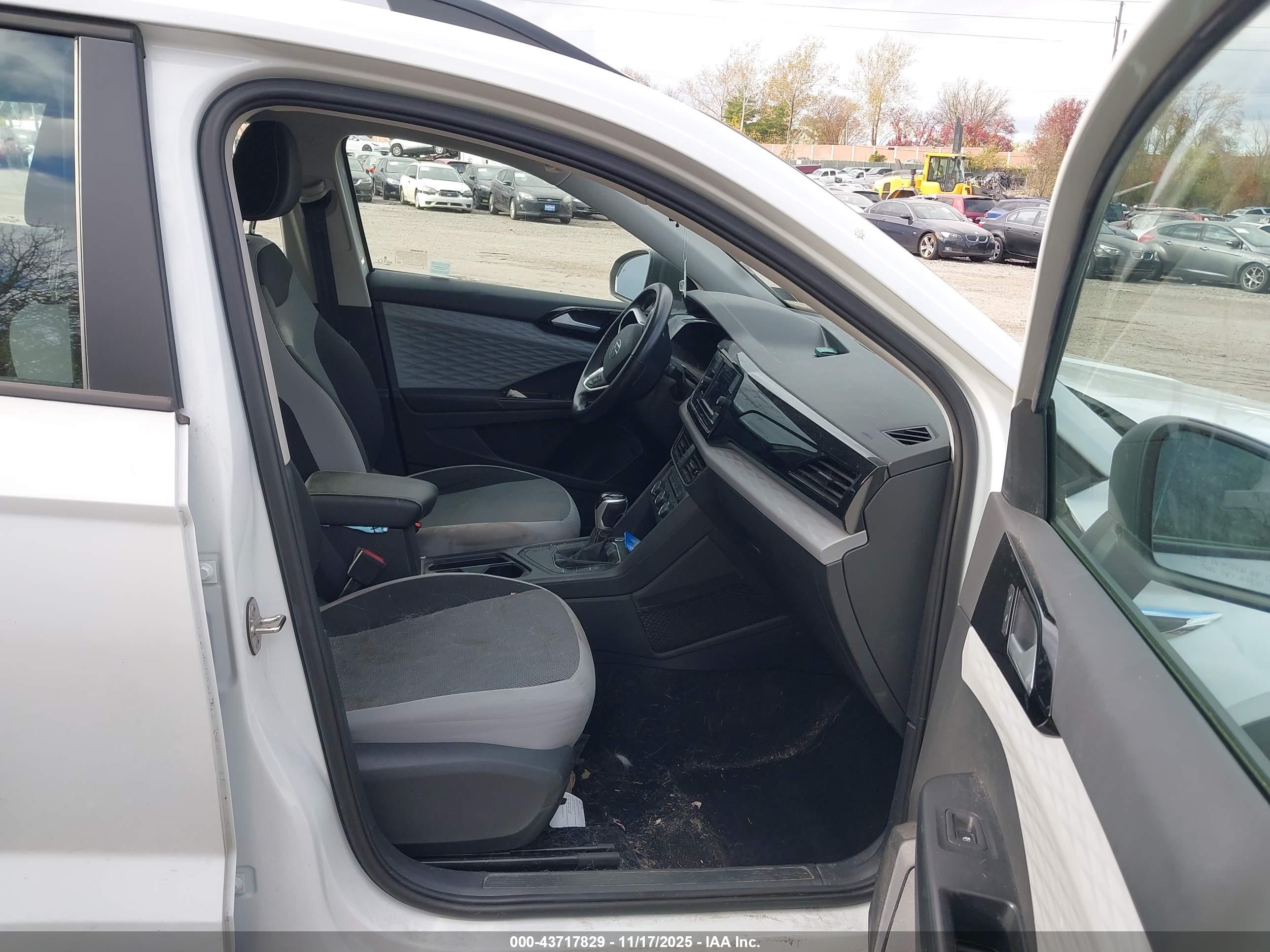 VOLKSWAGEN TAOS image 5