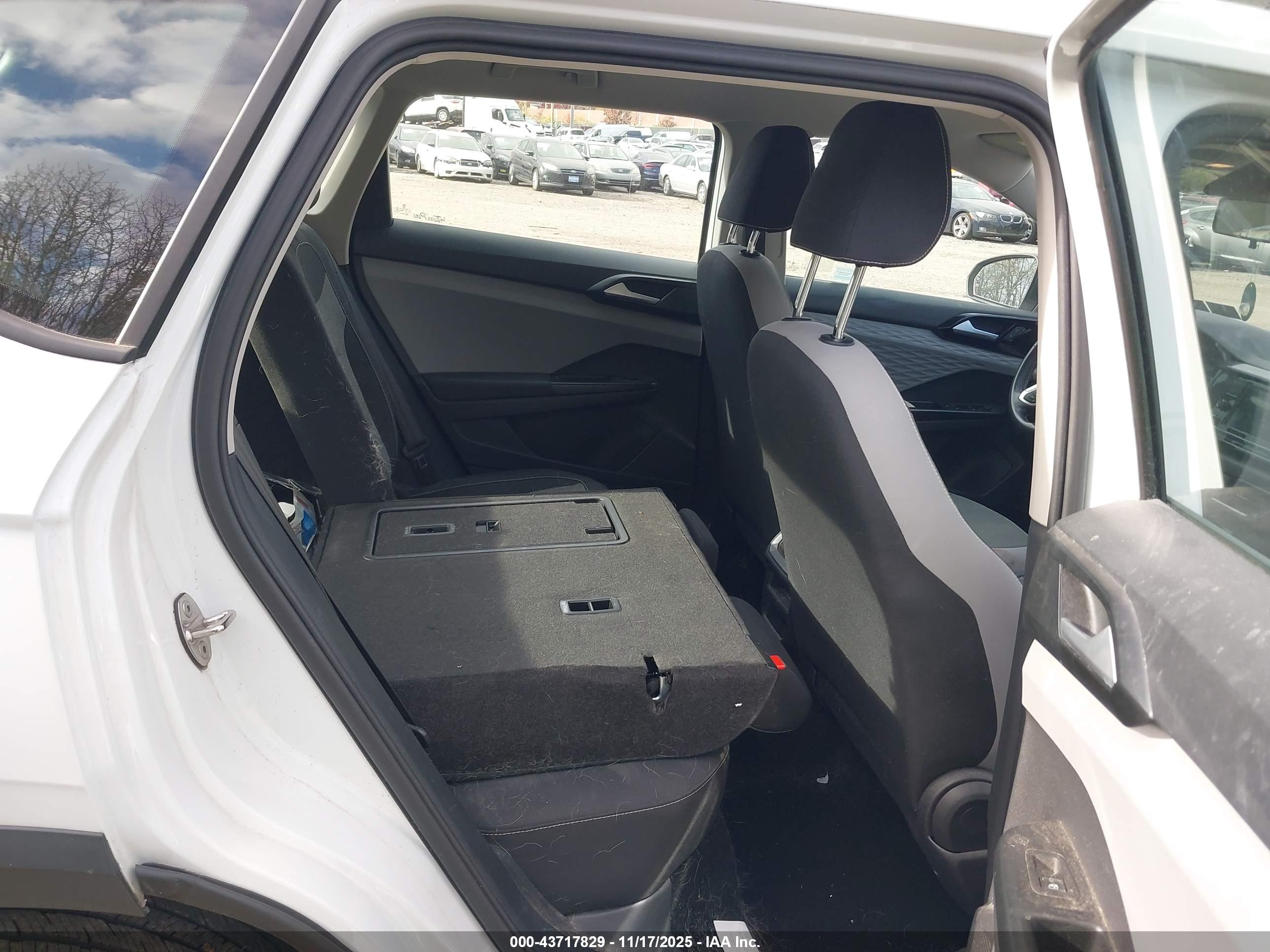 VOLKSWAGEN TAOS image 8