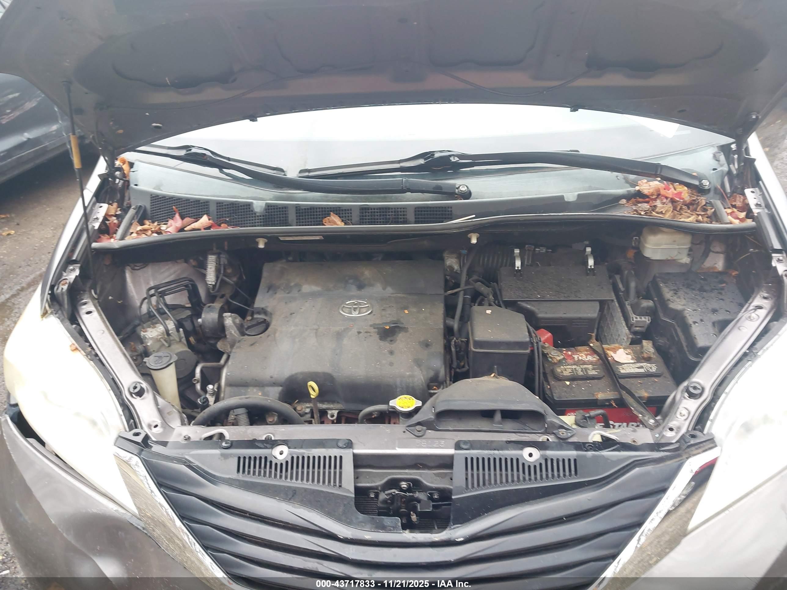TOYOTA SIENNA image 10