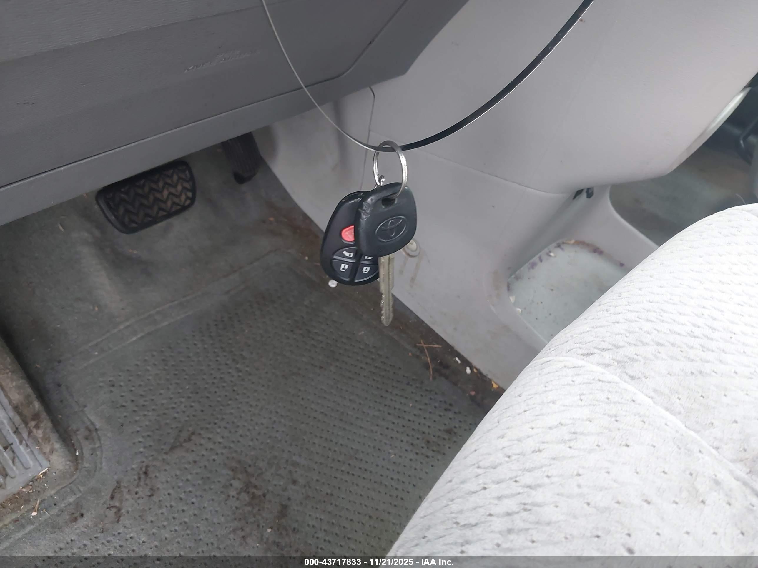 TOYOTA SIENNA image 11