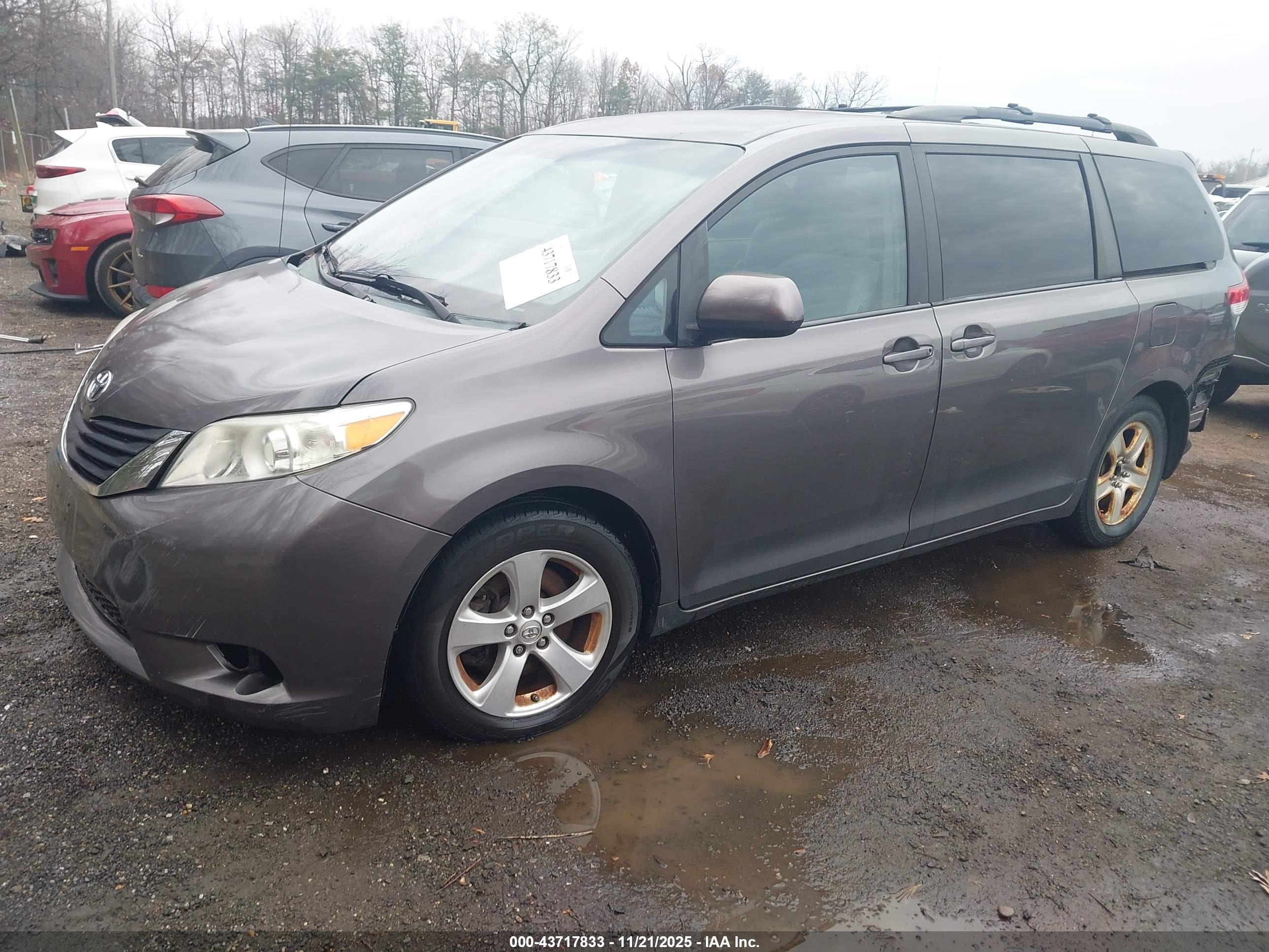 TOYOTA SIENNA image 2