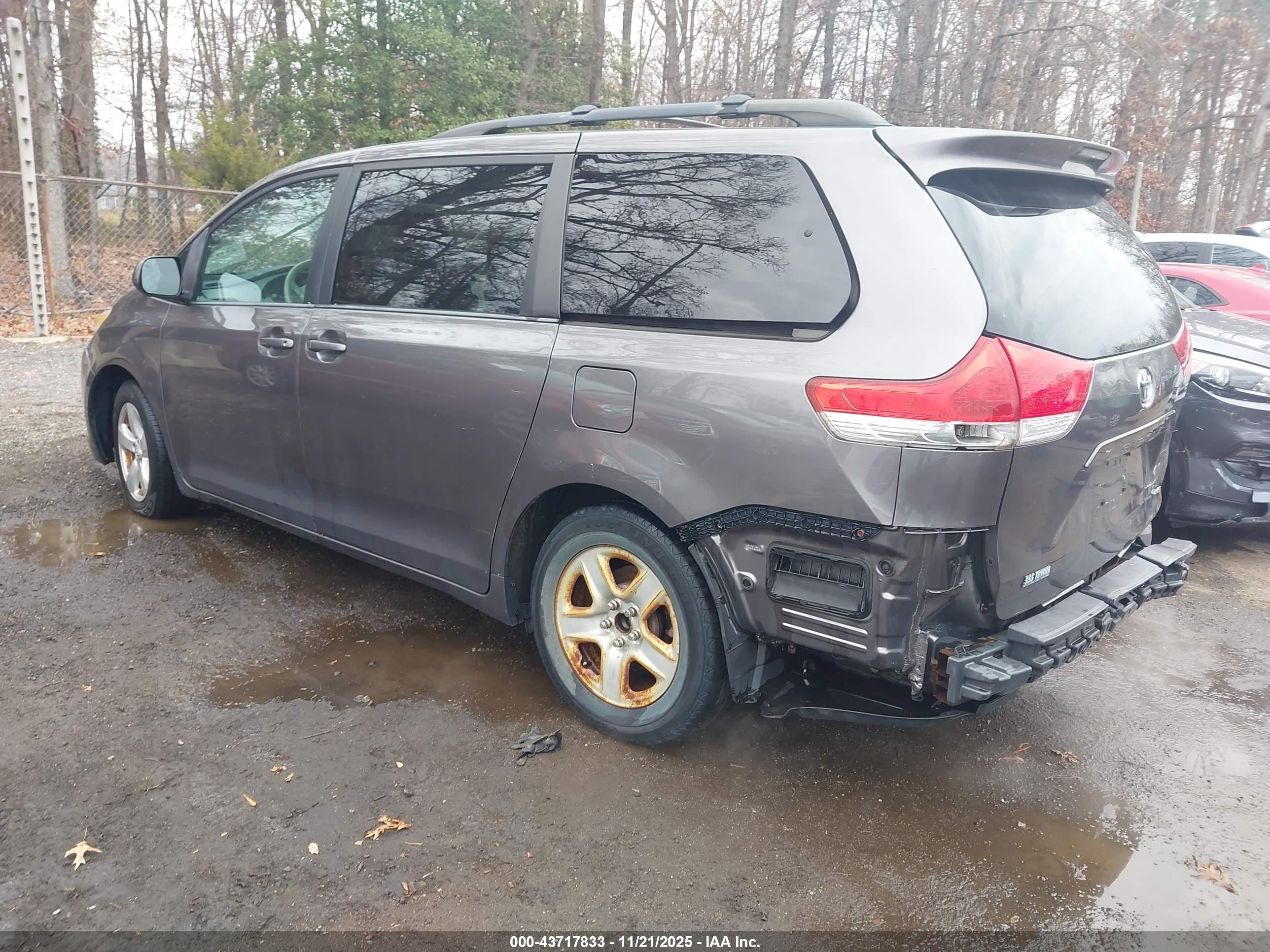 TOYOTA SIENNA image 3