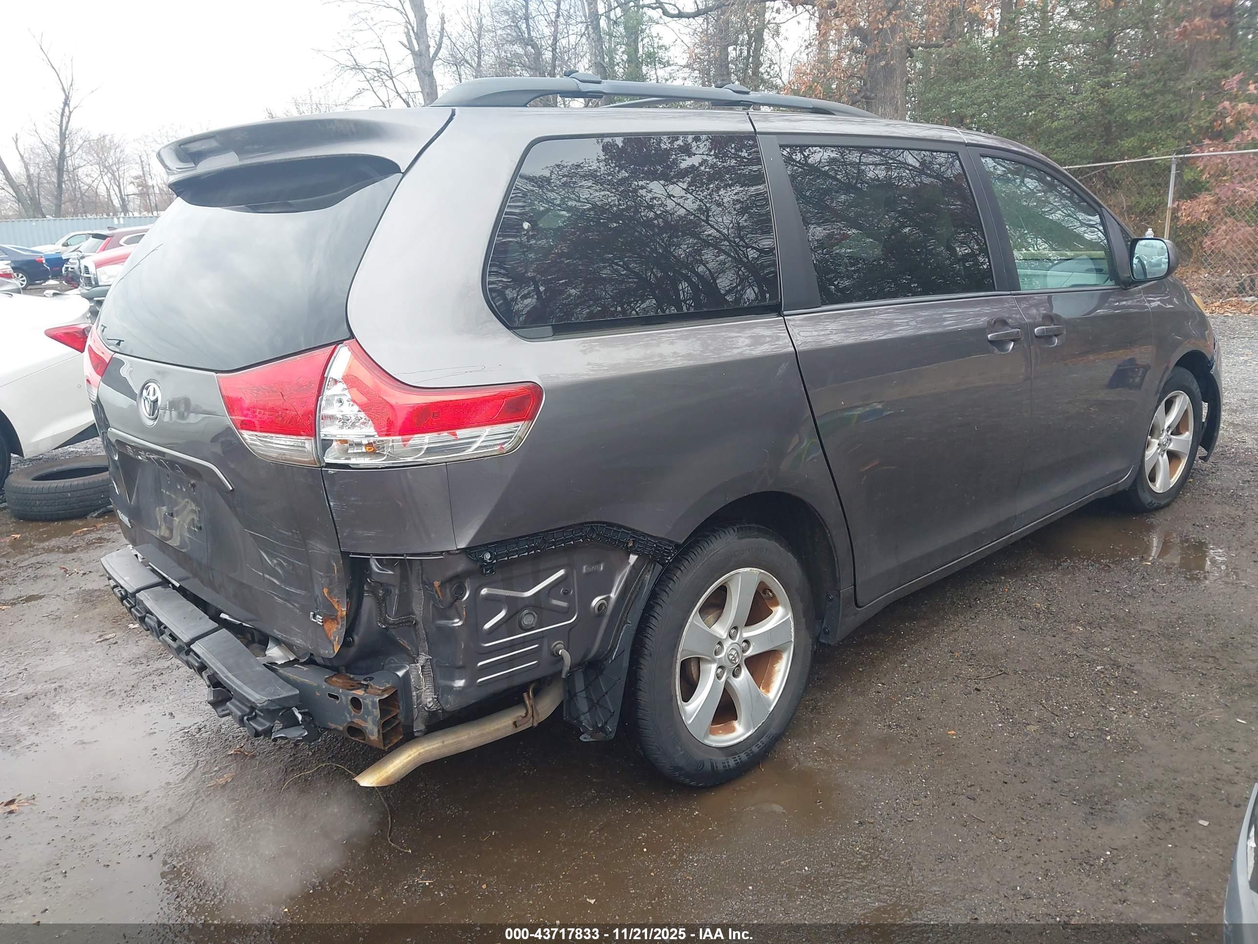 TOYOTA SIENNA image 4