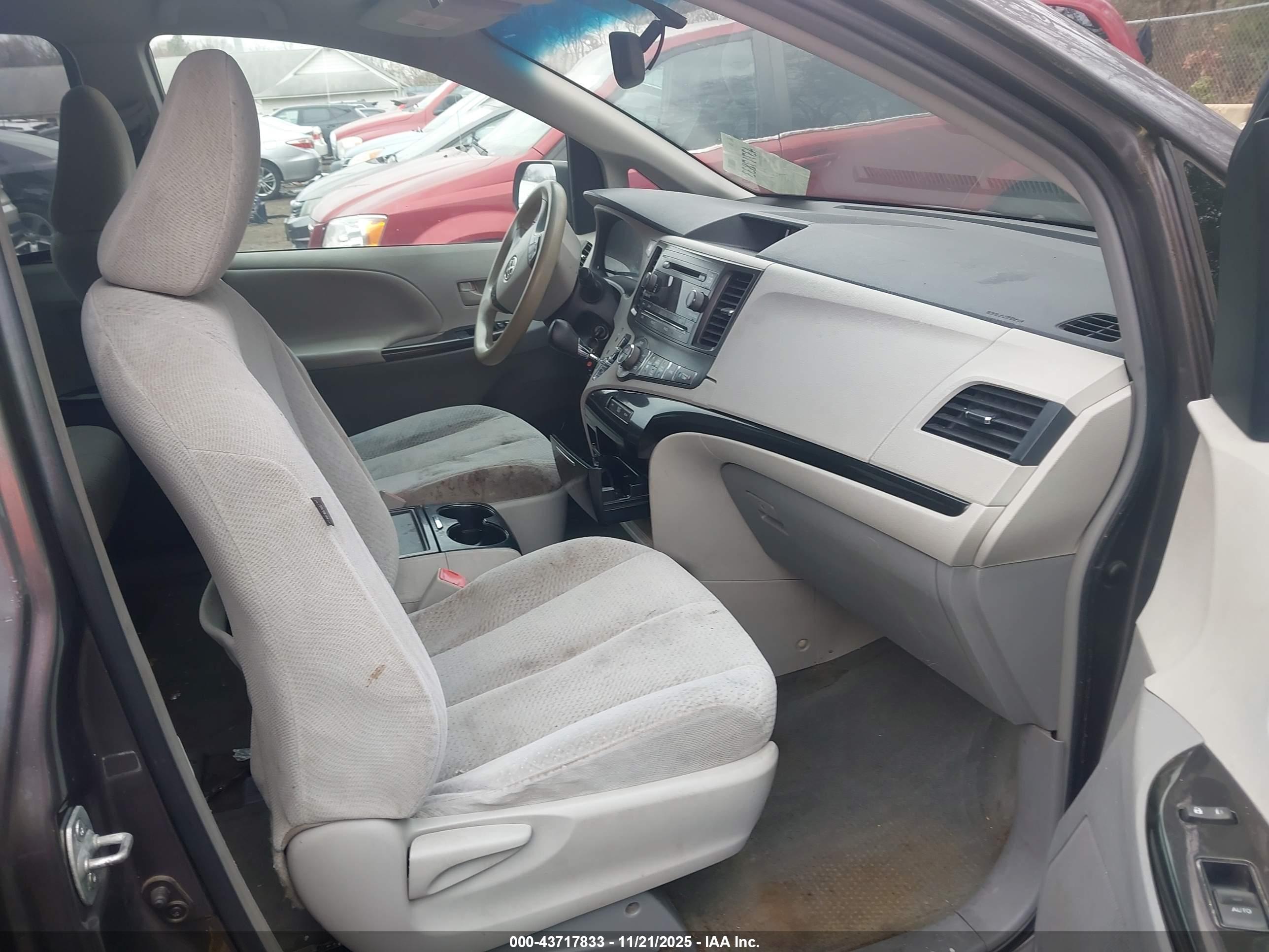 TOYOTA SIENNA image 5