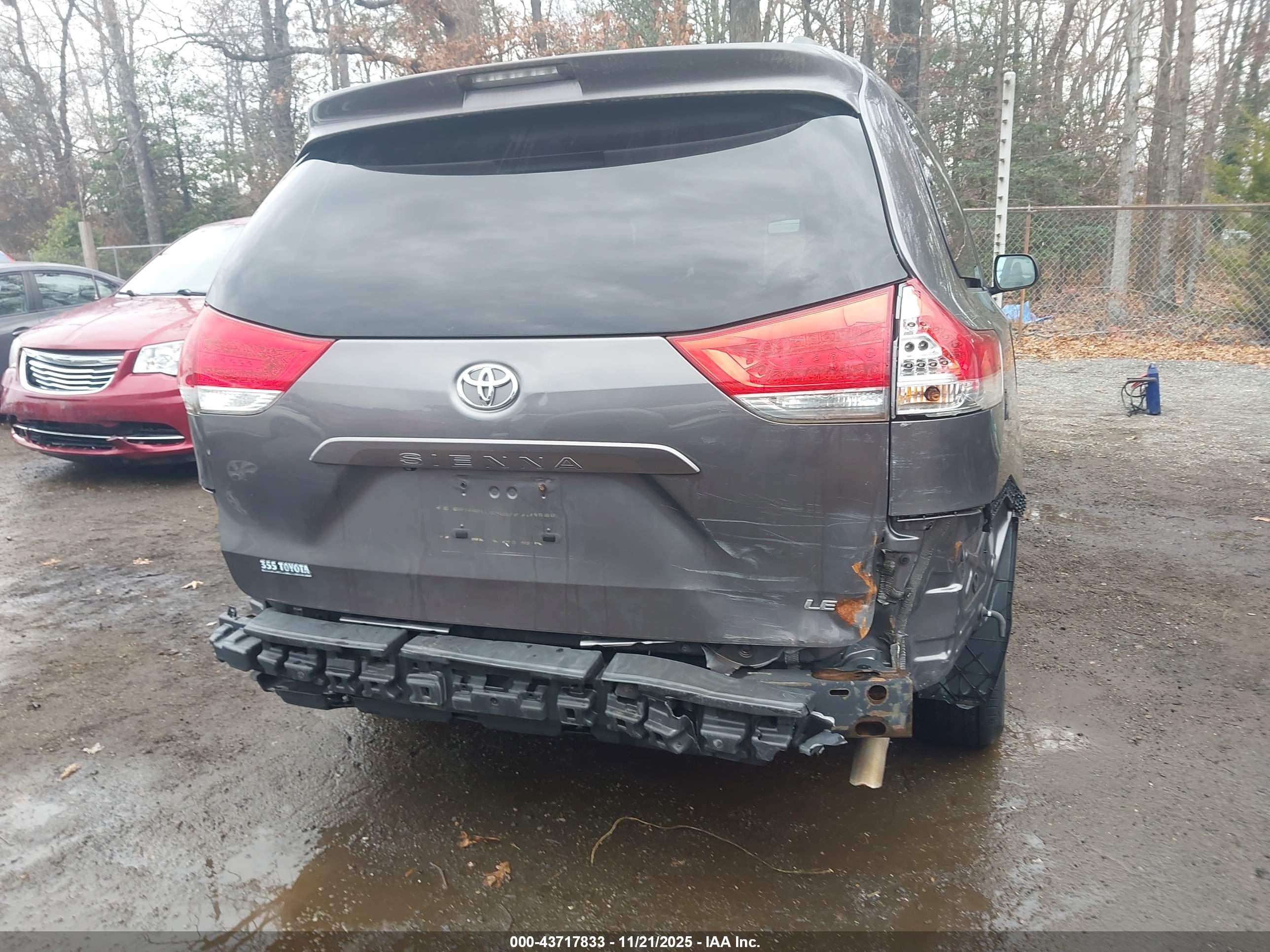 TOYOTA SIENNA image 6