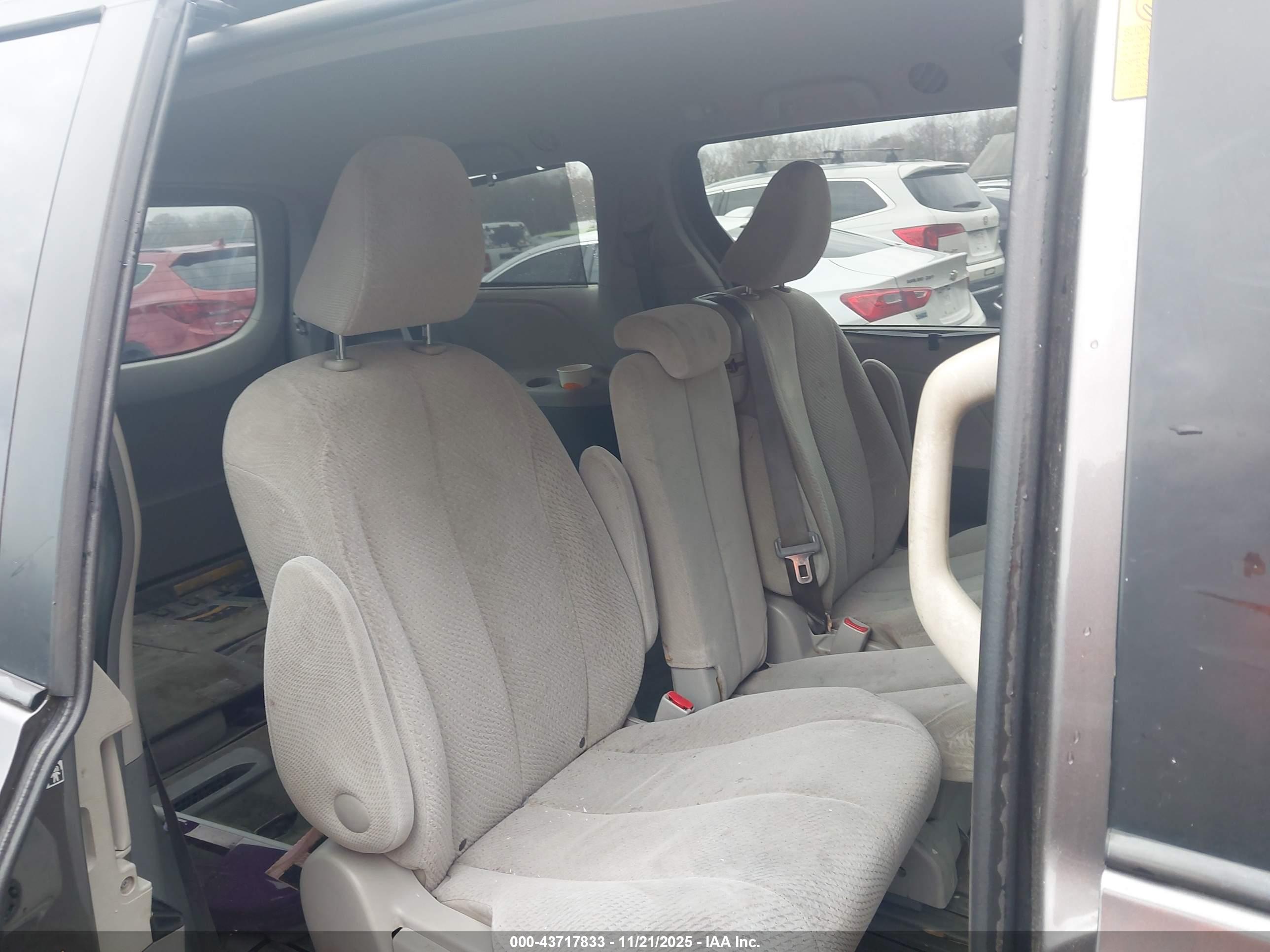 TOYOTA SIENNA image 8