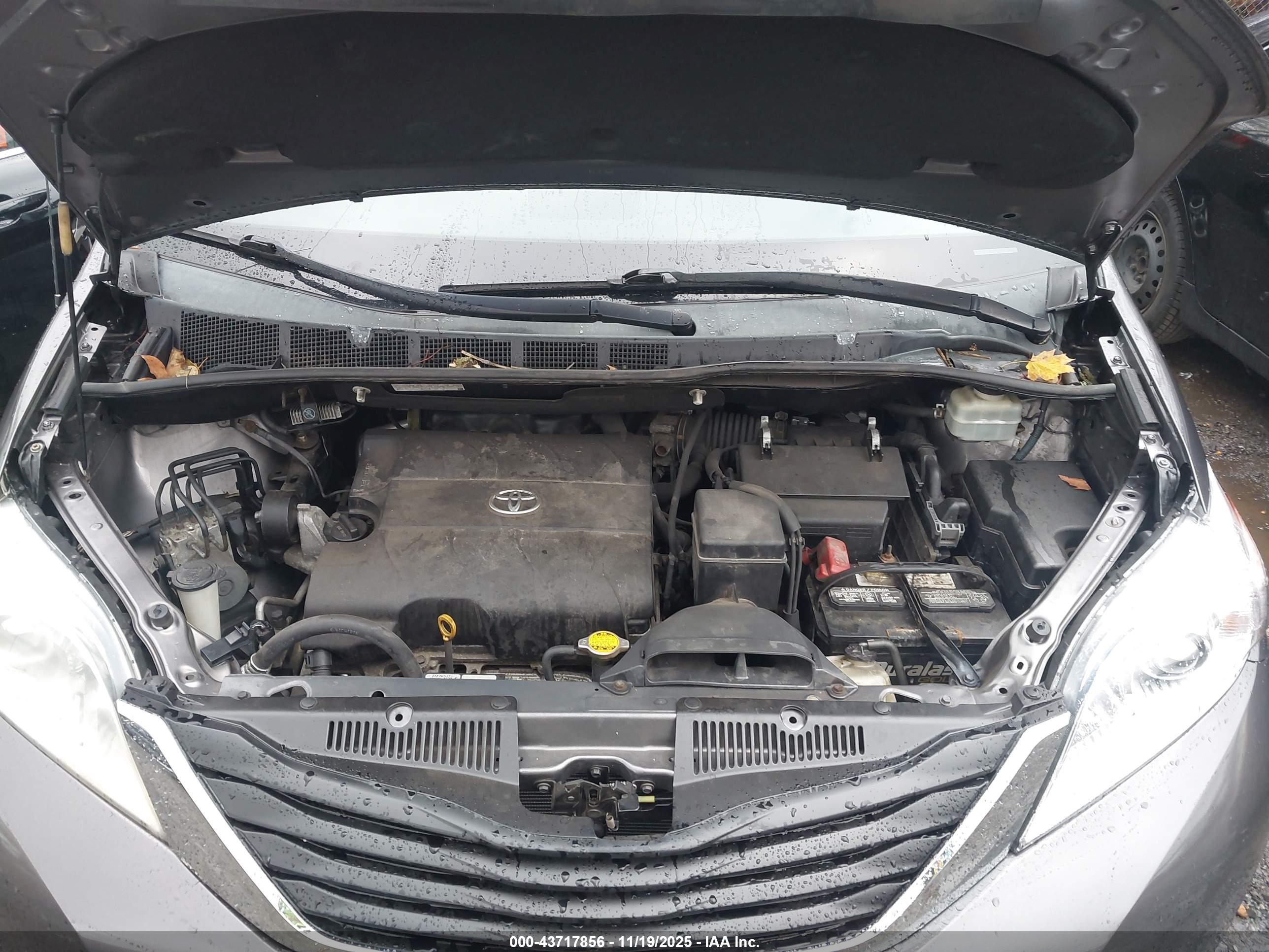 TOYOTA SIENNA image 10