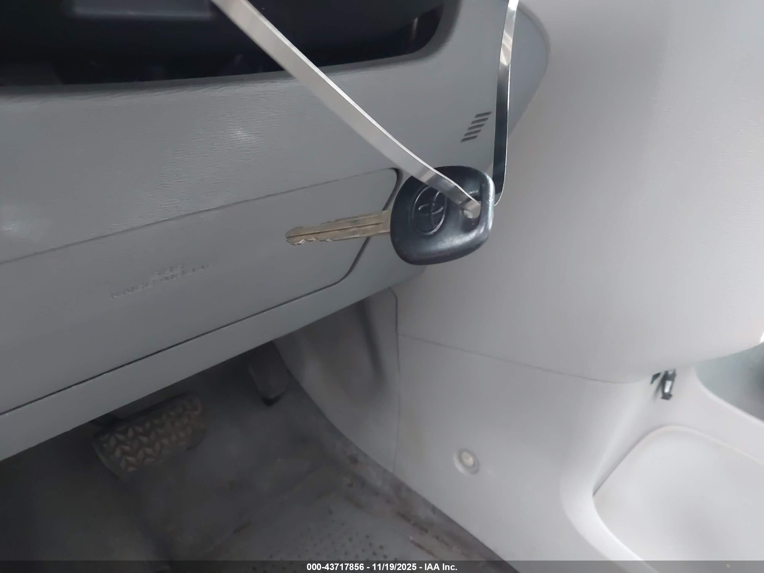 TOYOTA SIENNA image 11