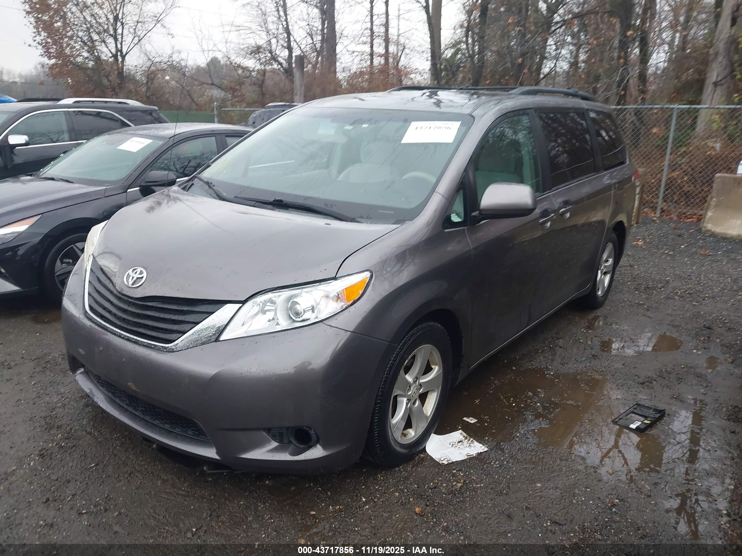 TOYOTA SIENNA image 2