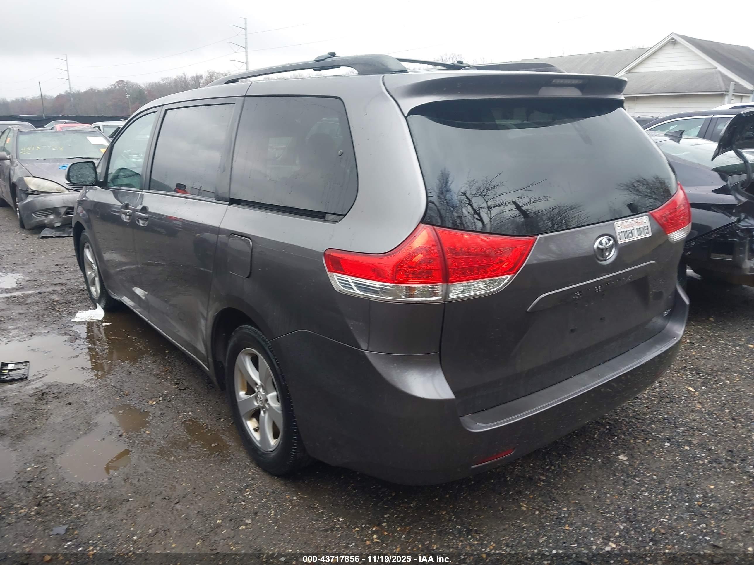 TOYOTA SIENNA image 3