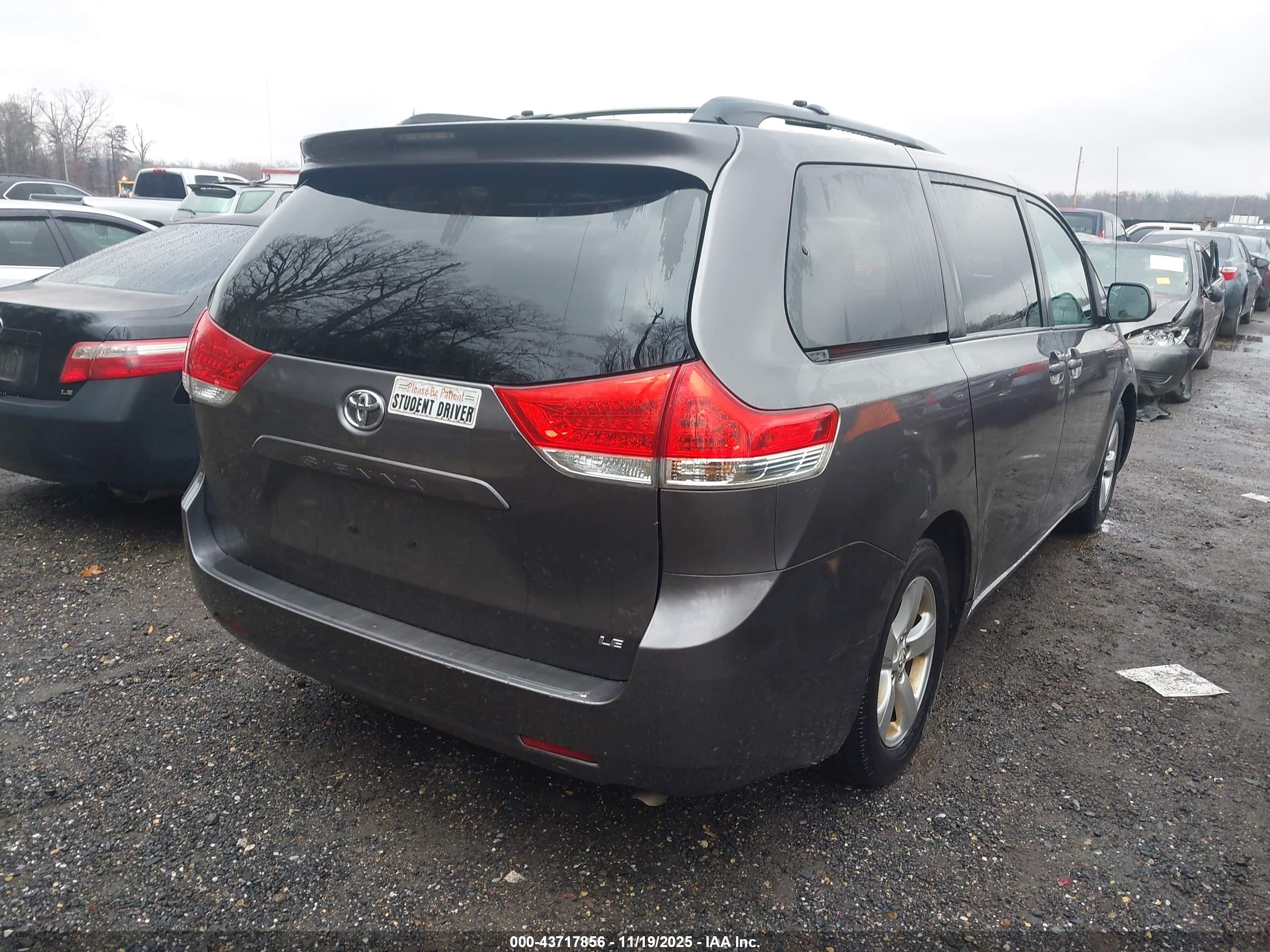TOYOTA SIENNA image 4