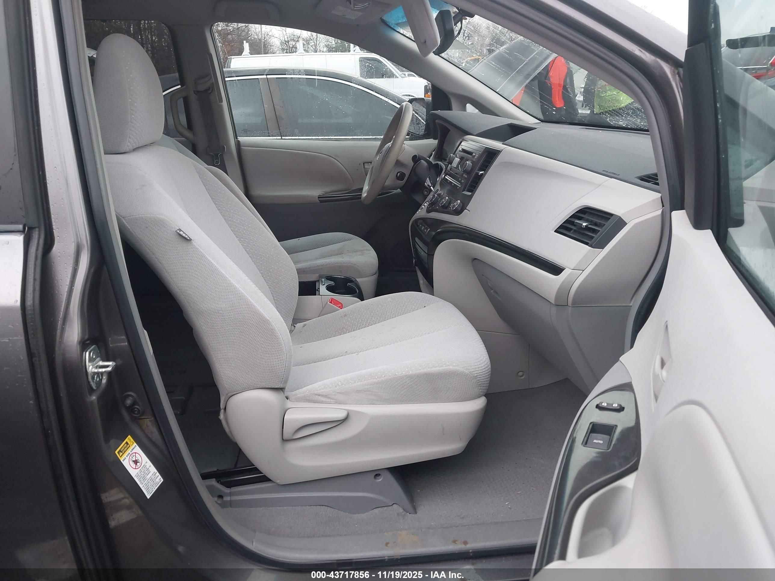 TOYOTA SIENNA image 5