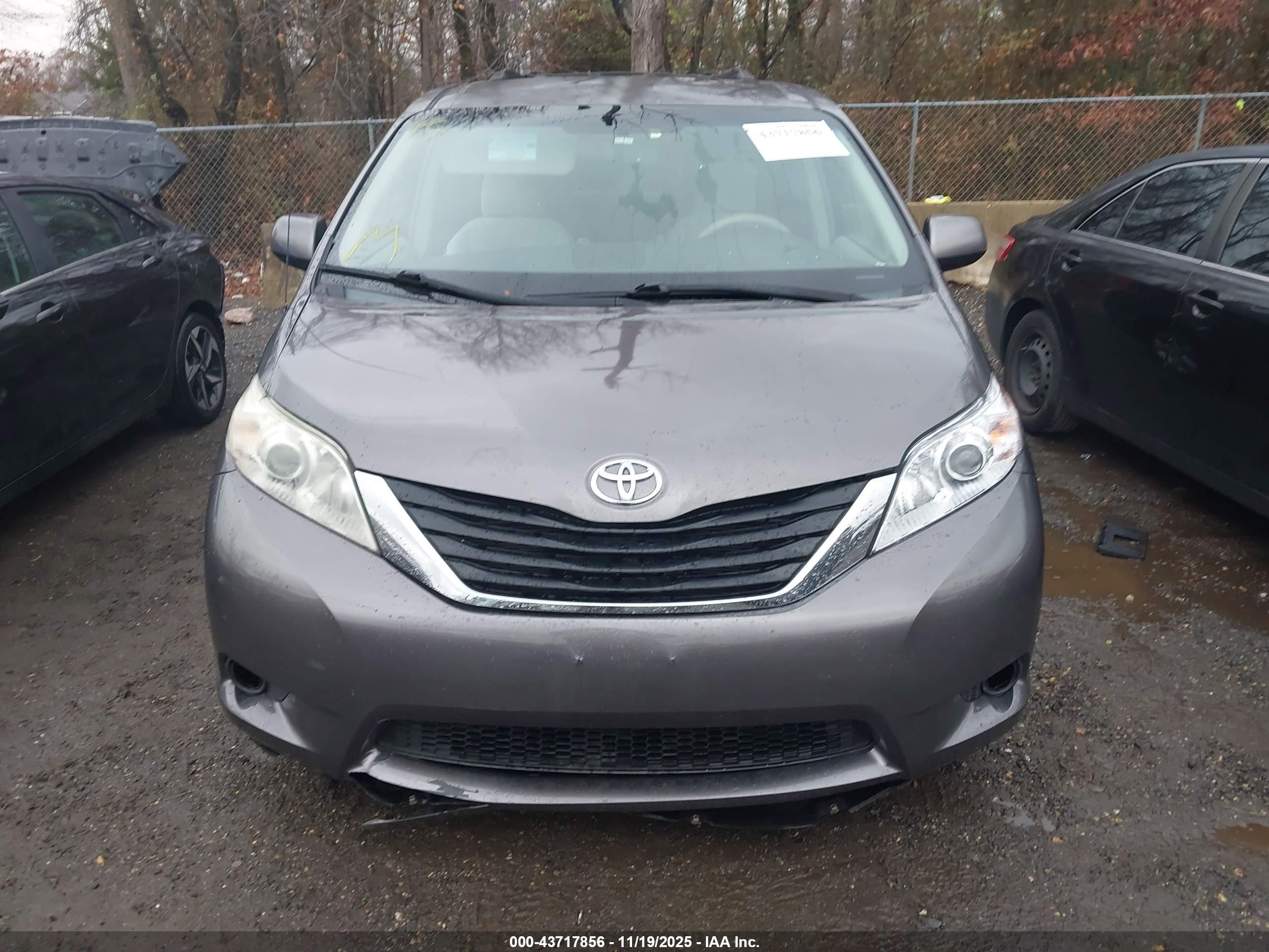 TOYOTA SIENNA image 6