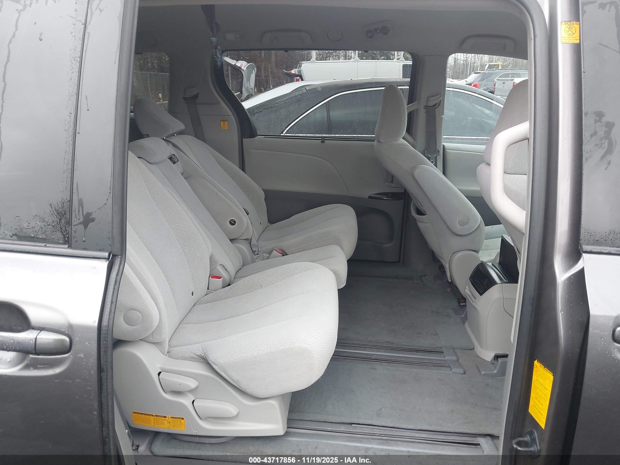 TOYOTA SIENNA image 8