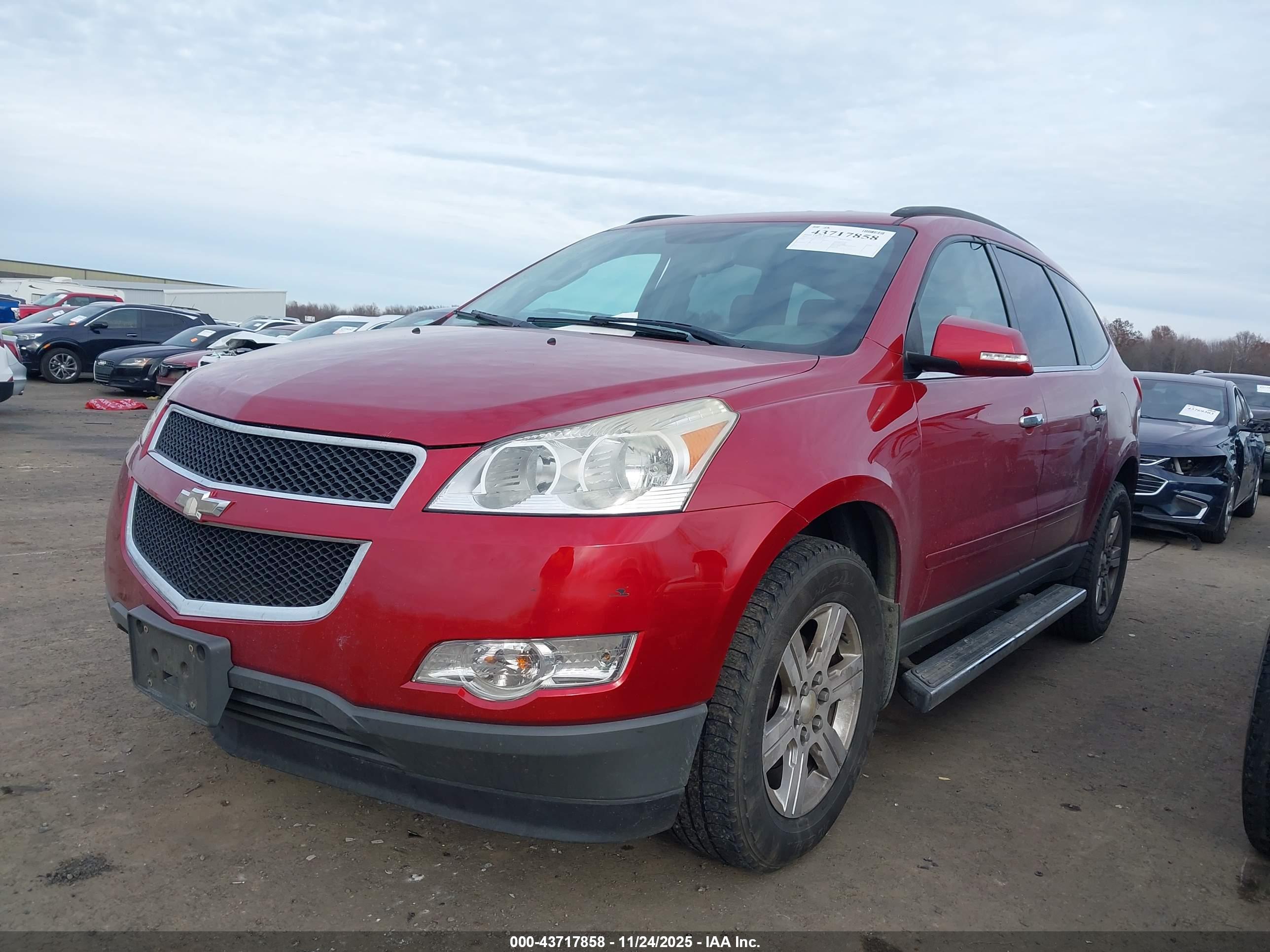 CHEVROLET TRAVERSE image 2