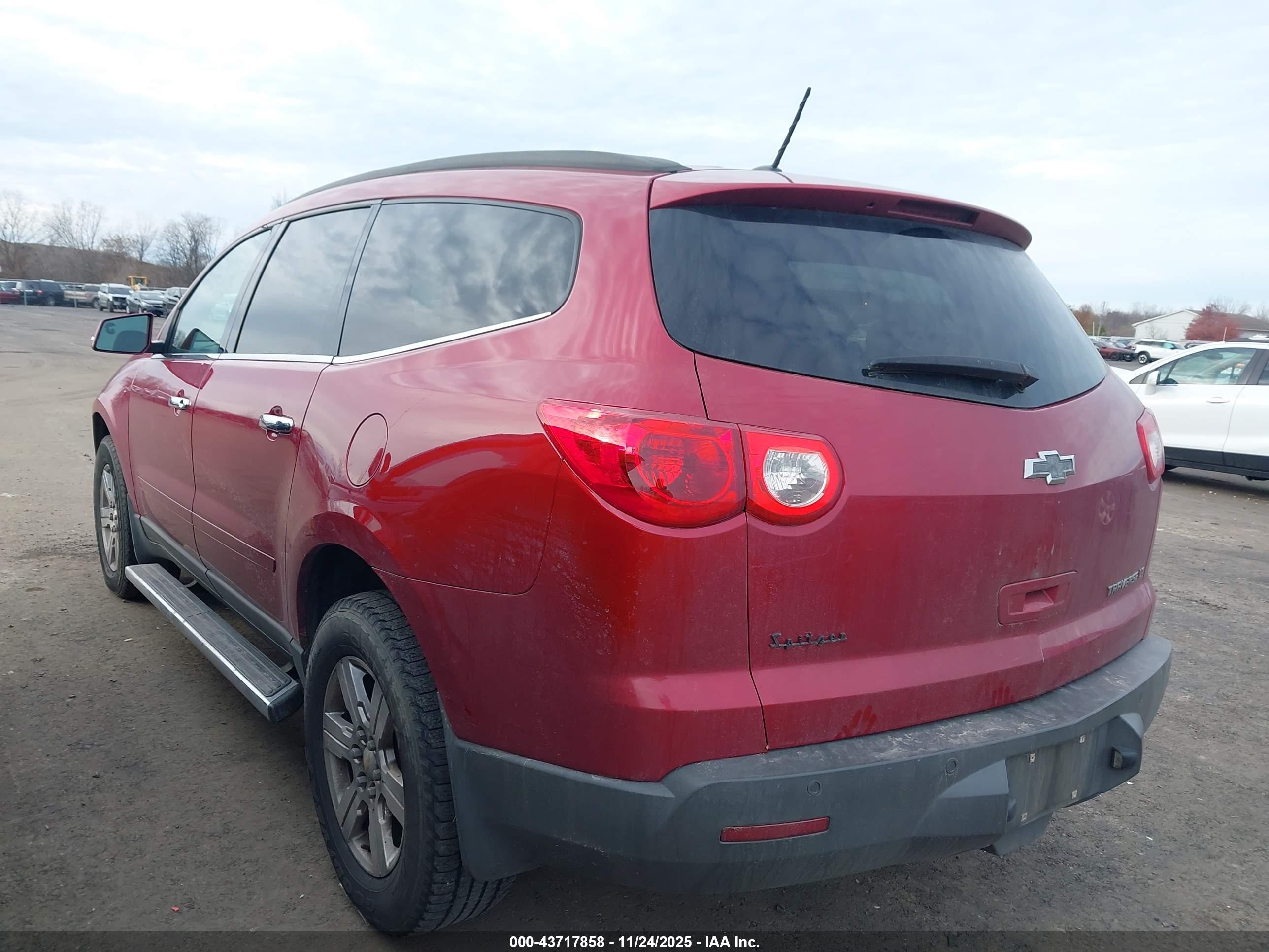 CHEVROLET TRAVERSE image 3