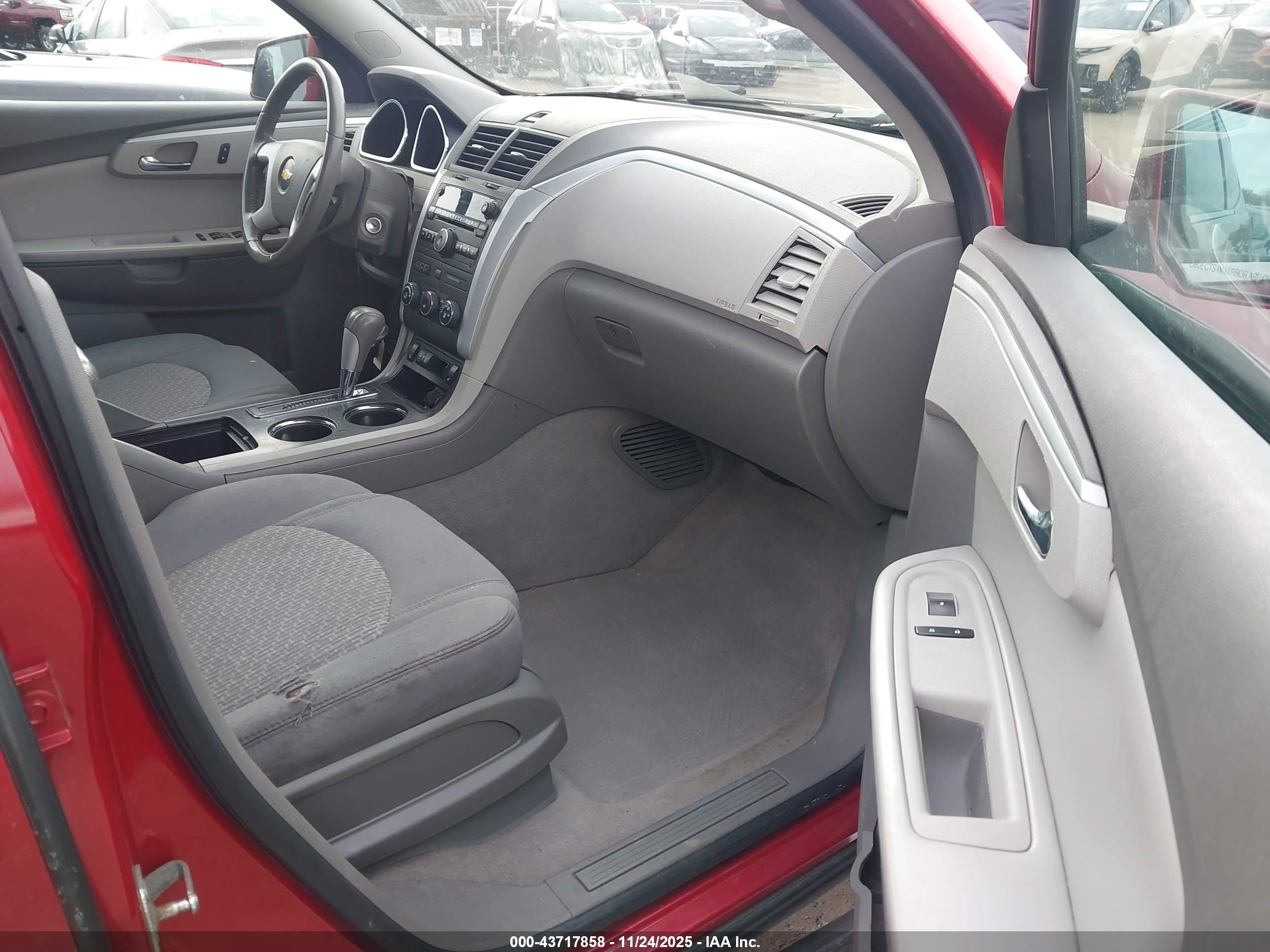 CHEVROLET TRAVERSE image 5