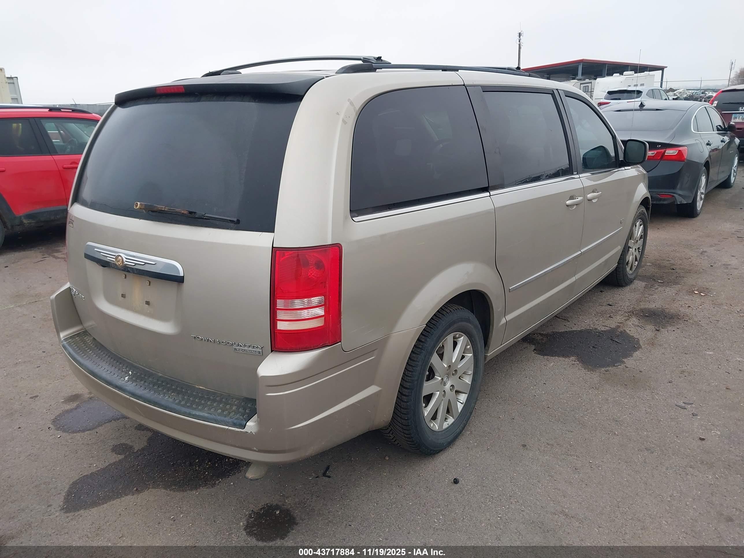 CHRYSLER TOWN image 4