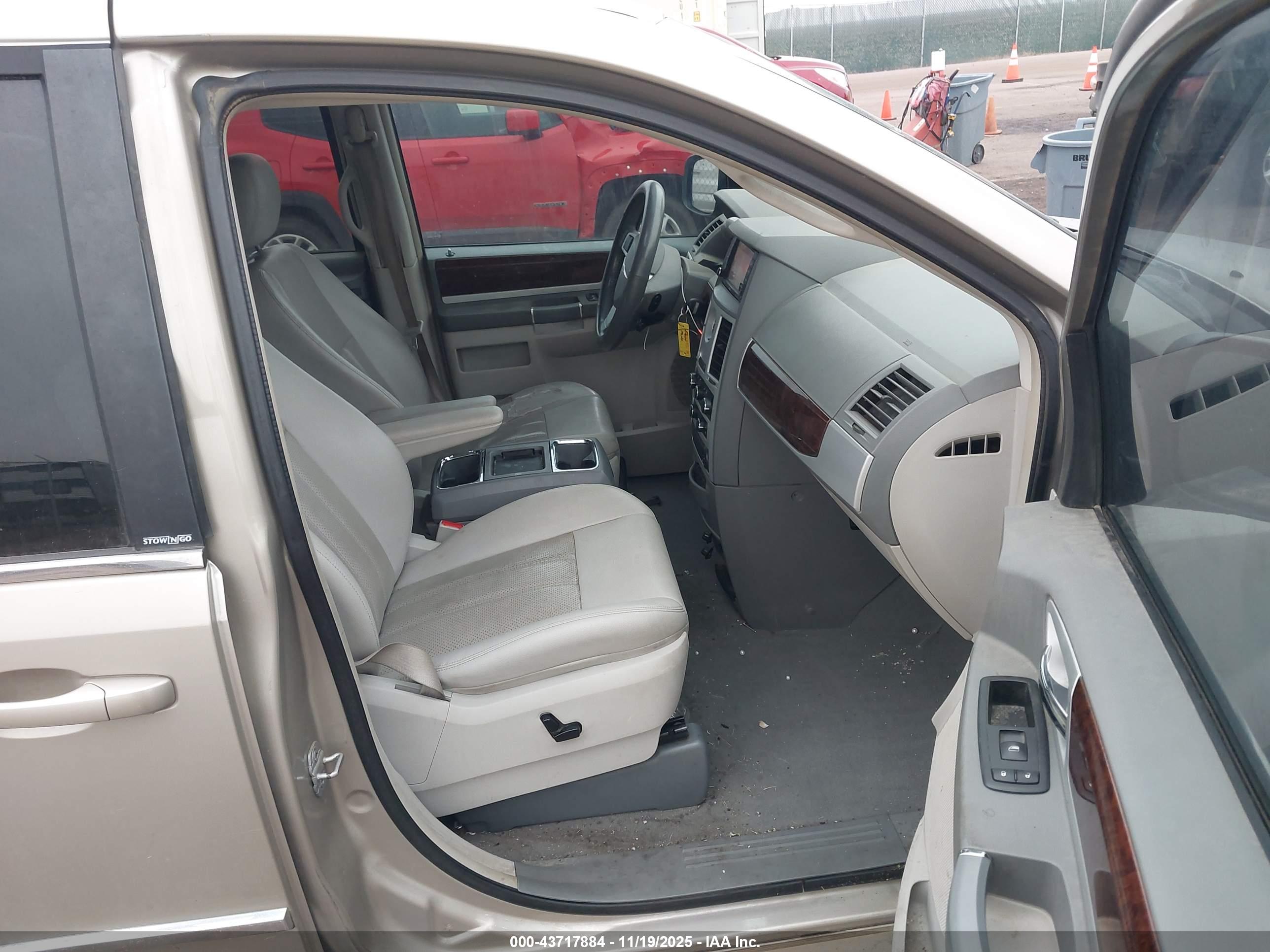 CHRYSLER TOWN image 5