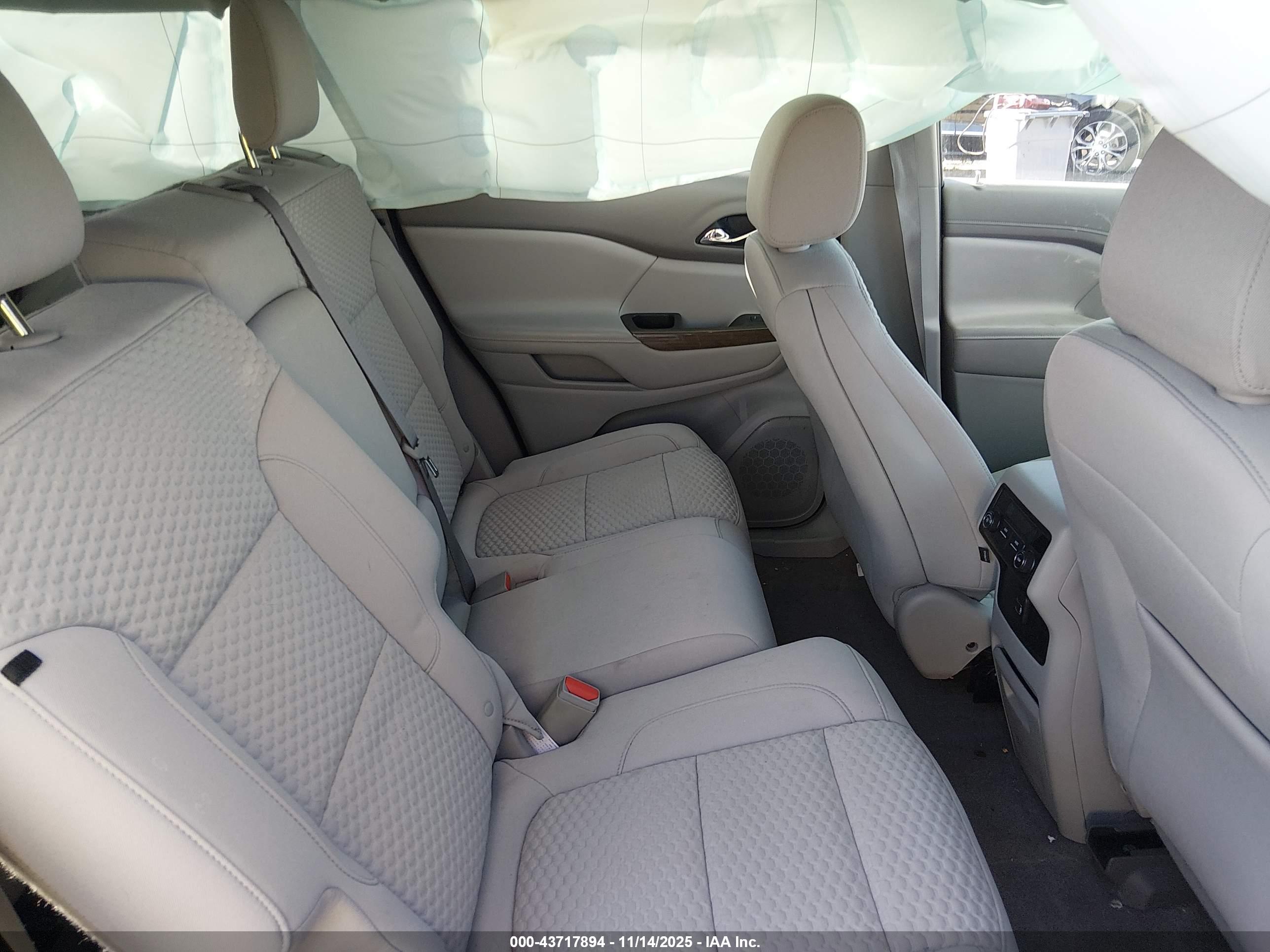 GMC ACADIA image 8