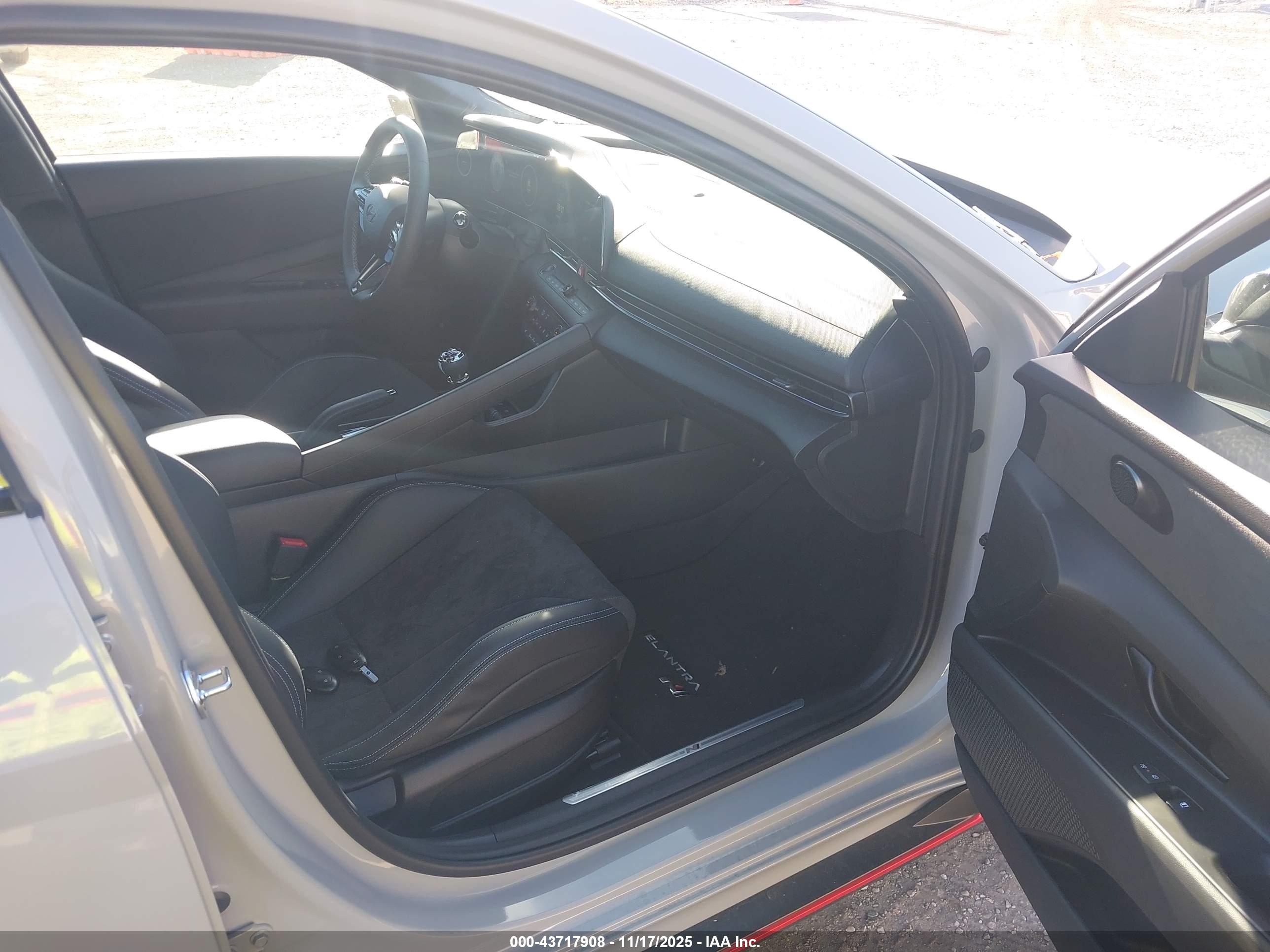 HYUNDAI ELANTRA image 5