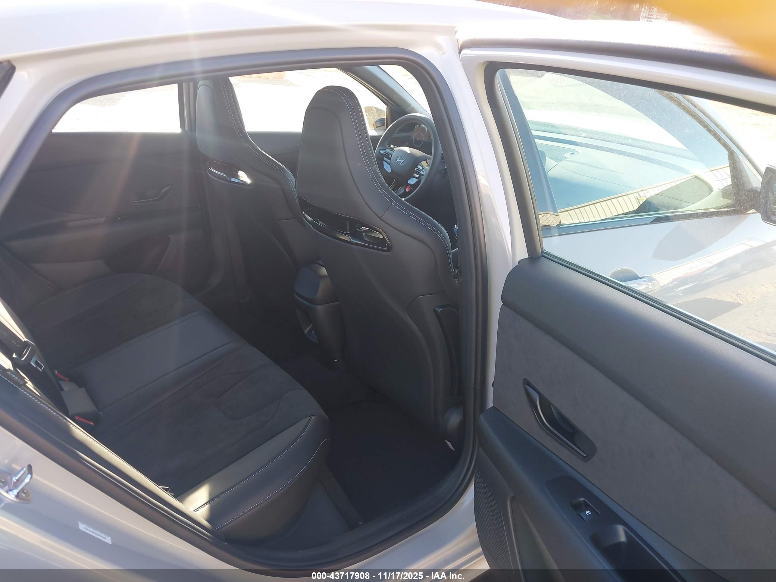 HYUNDAI ELANTRA image 8
