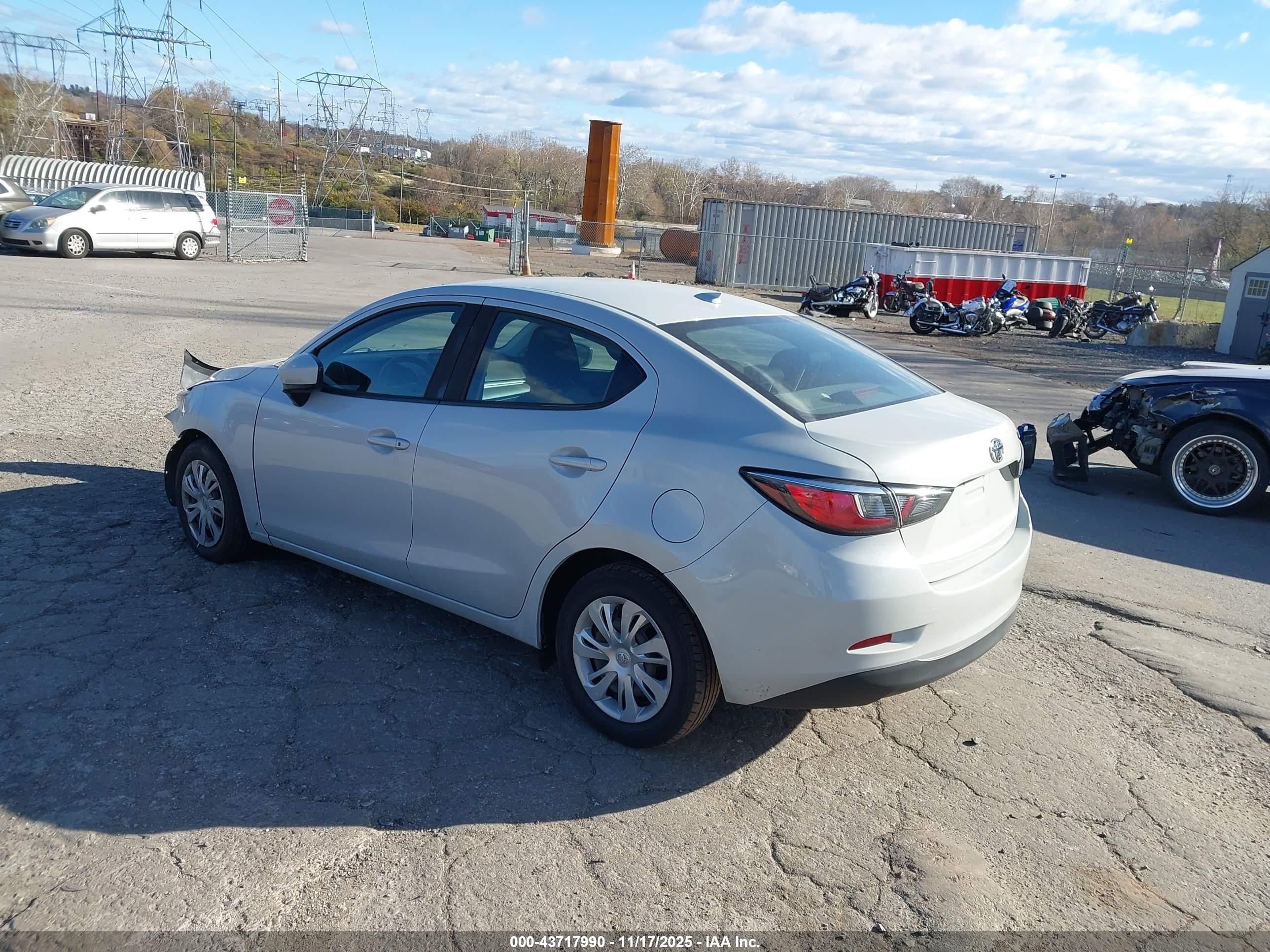 TOYOTA YARIS image 3