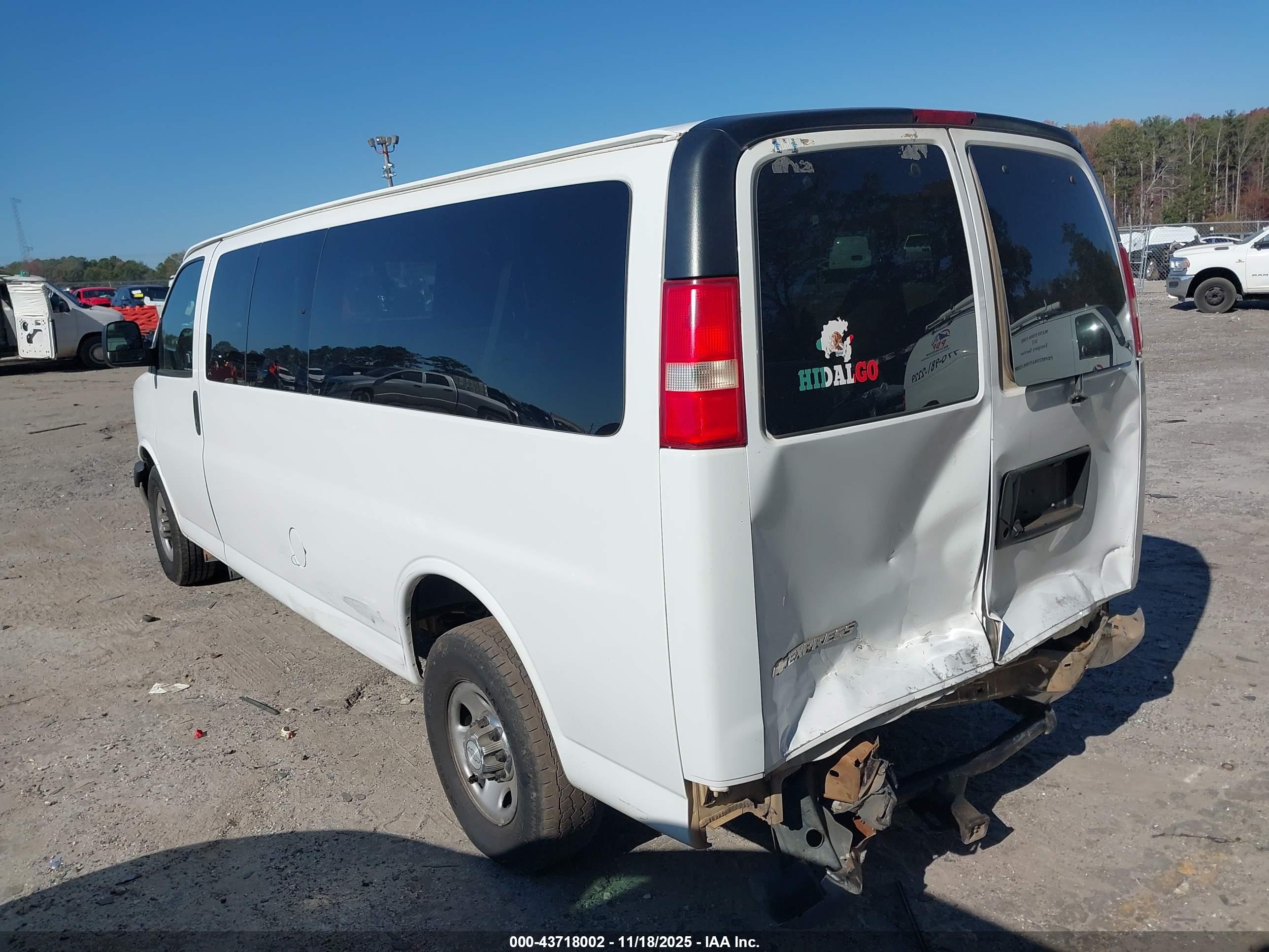 CHEVROLET EXPRESS image 3