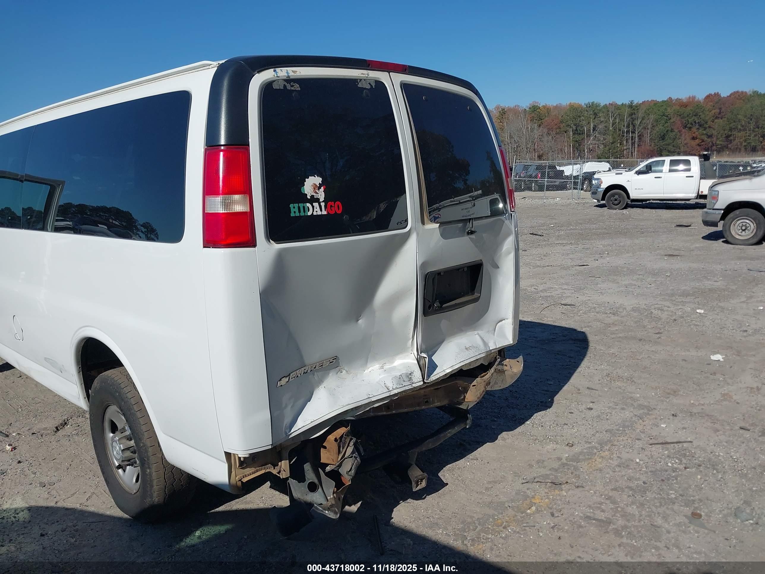CHEVROLET EXPRESS image 6