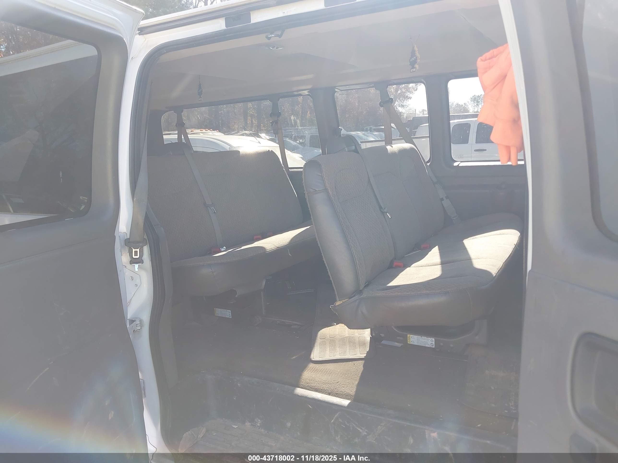 CHEVROLET EXPRESS image 8