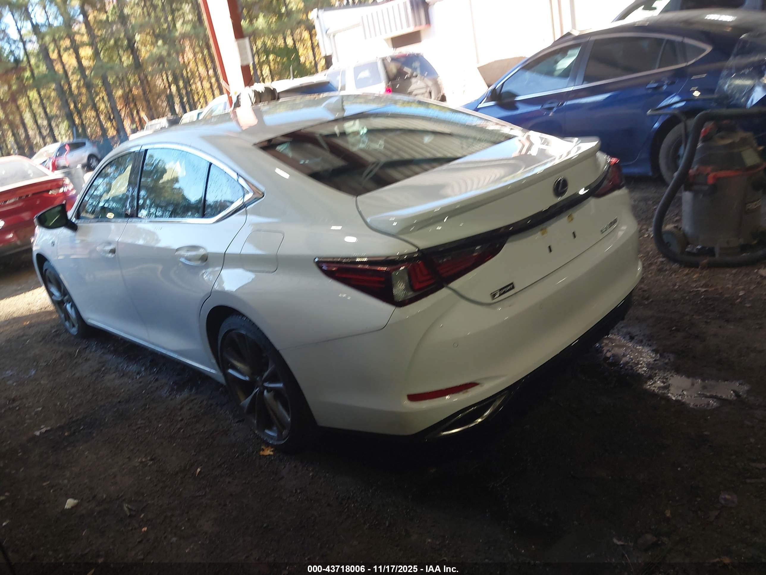LEXUS ES image 3
