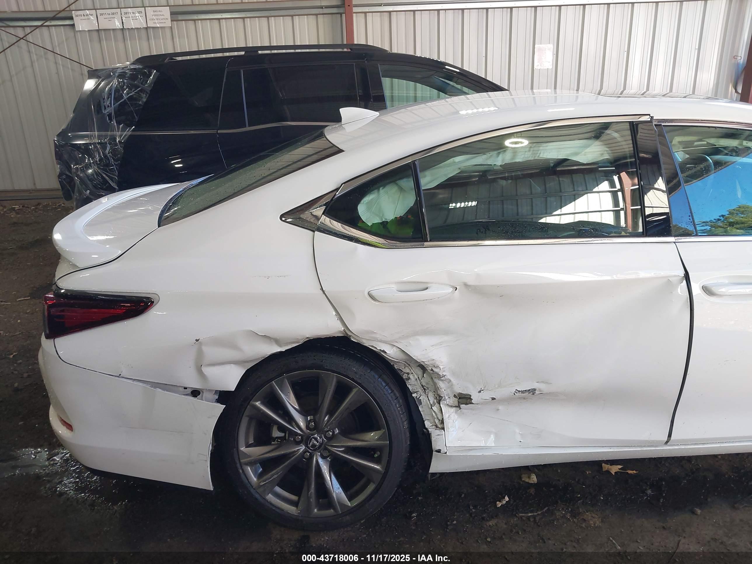 LEXUS ES image 6