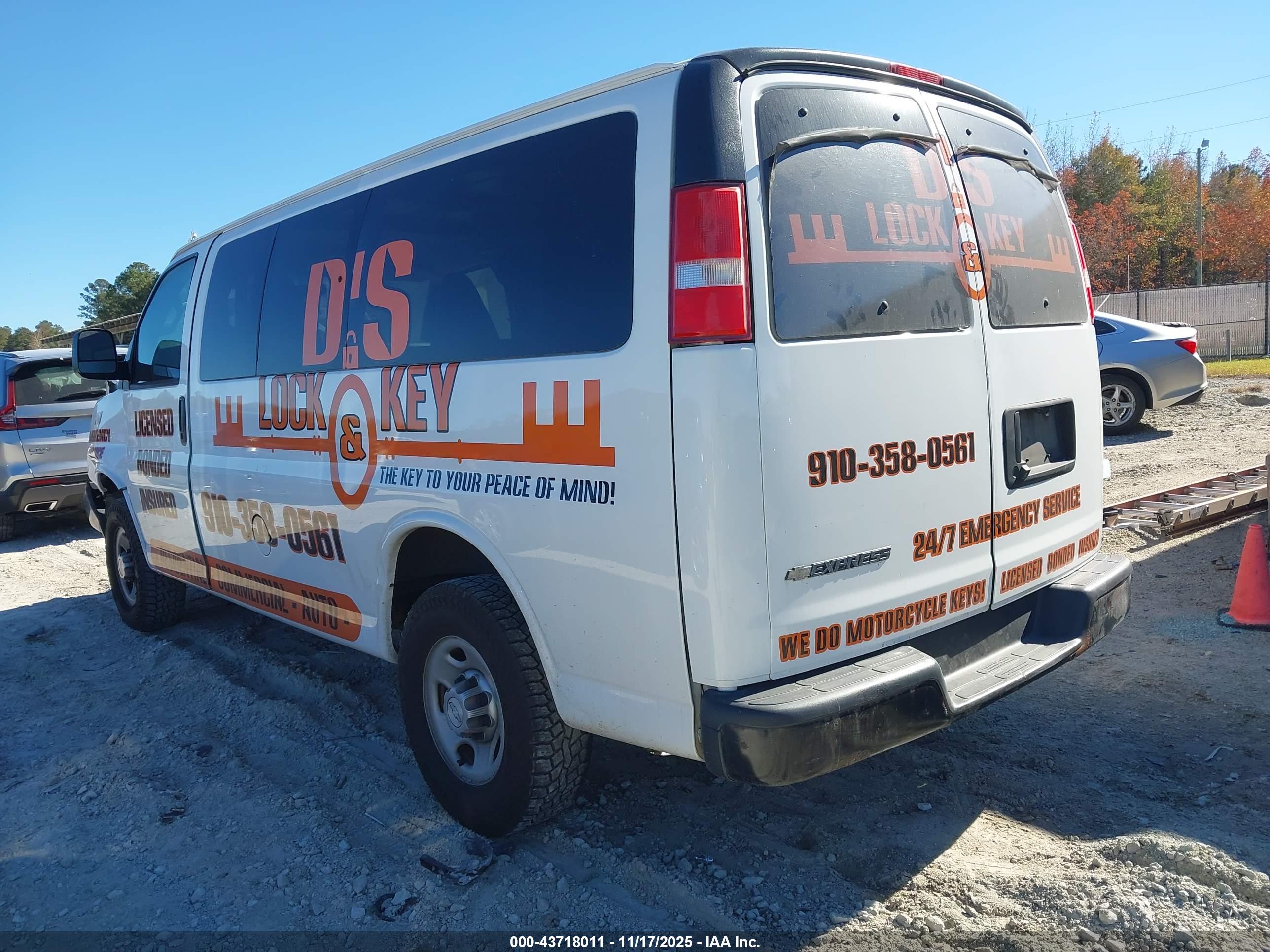 CHEVROLET EXPRESS image 3