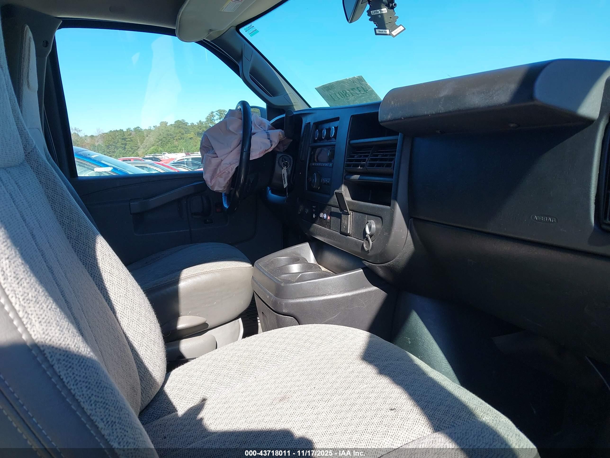 CHEVROLET EXPRESS image 5