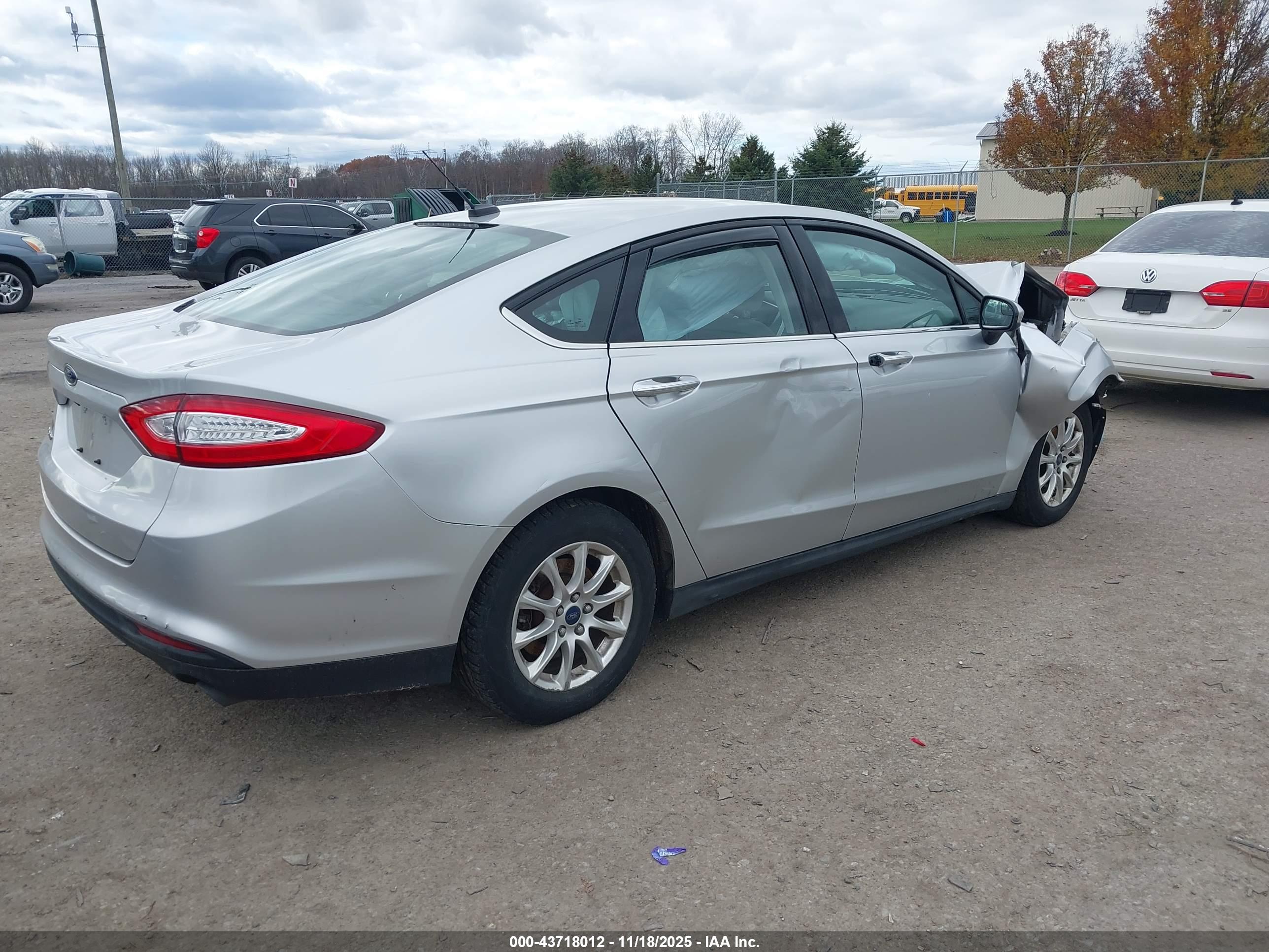 FORD FUSION image 4
