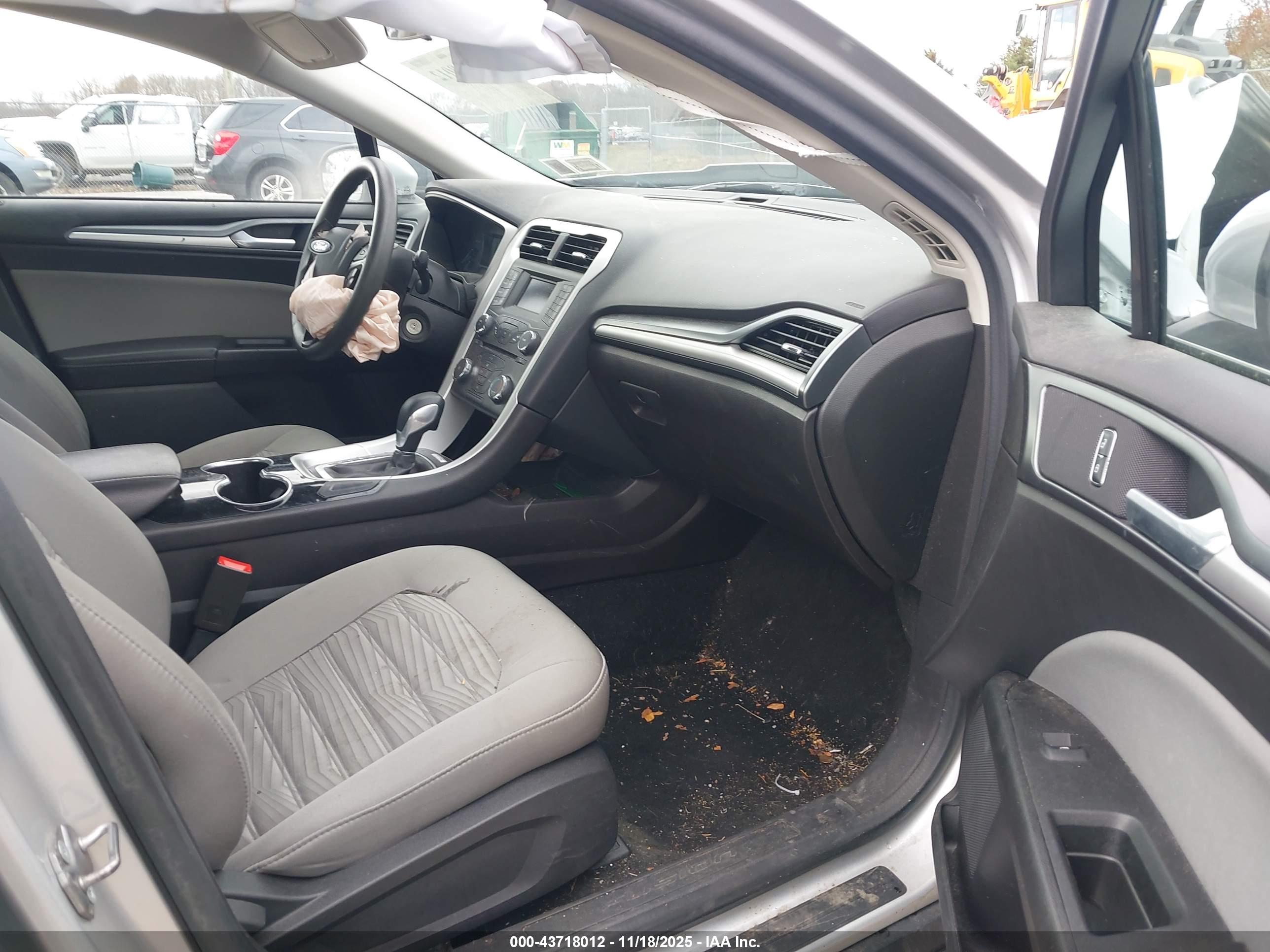 FORD FUSION image 5