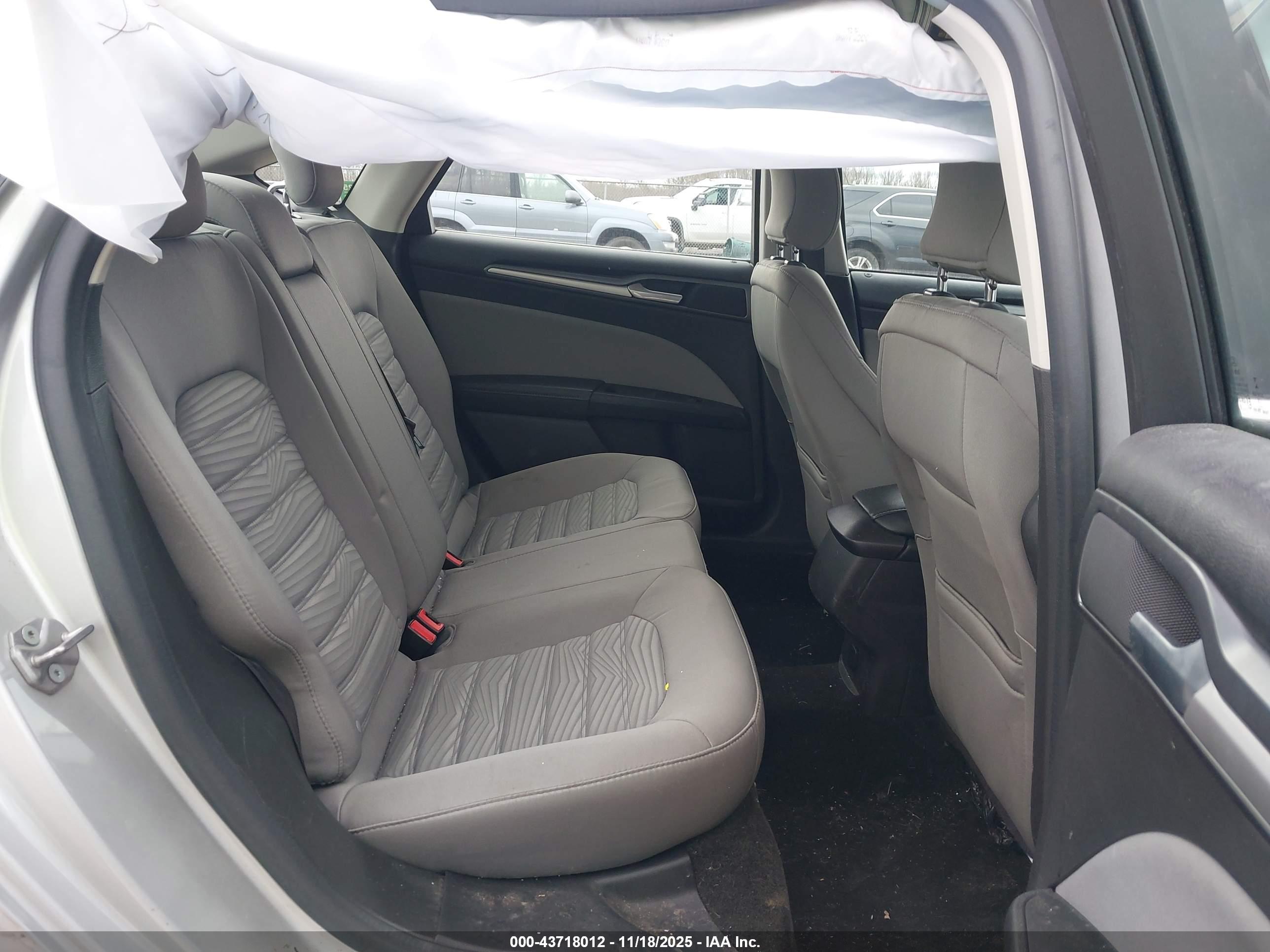 FORD FUSION image 8