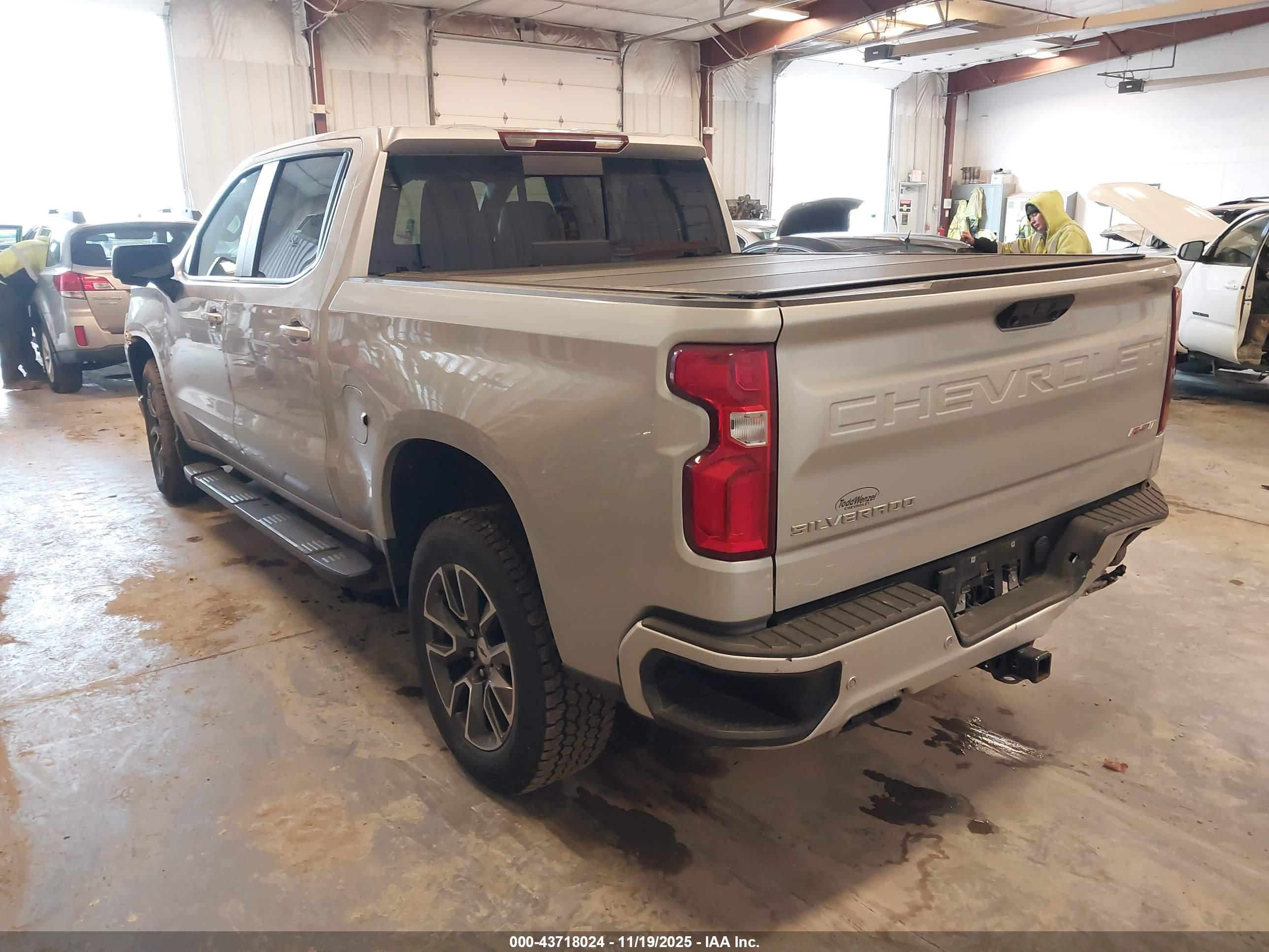 CHEVROLET SILVERADO image 3