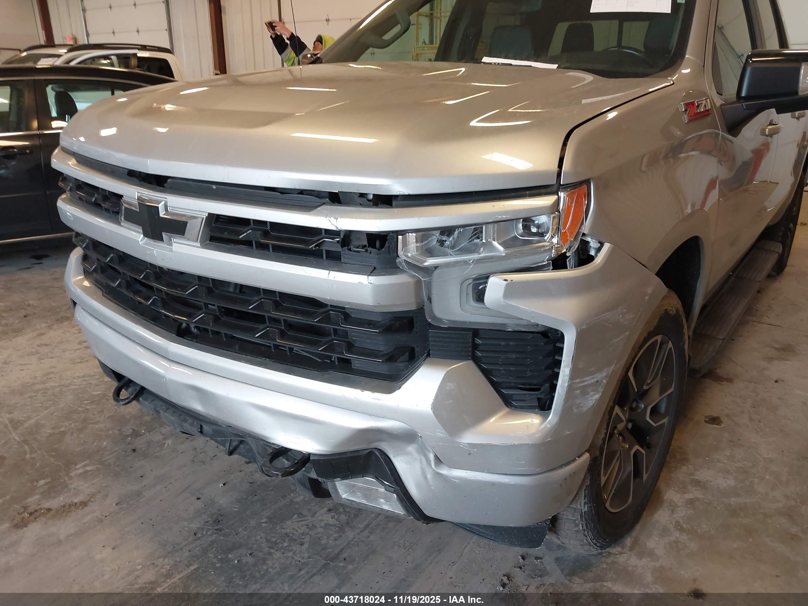 CHEVROLET SILVERADO image 6