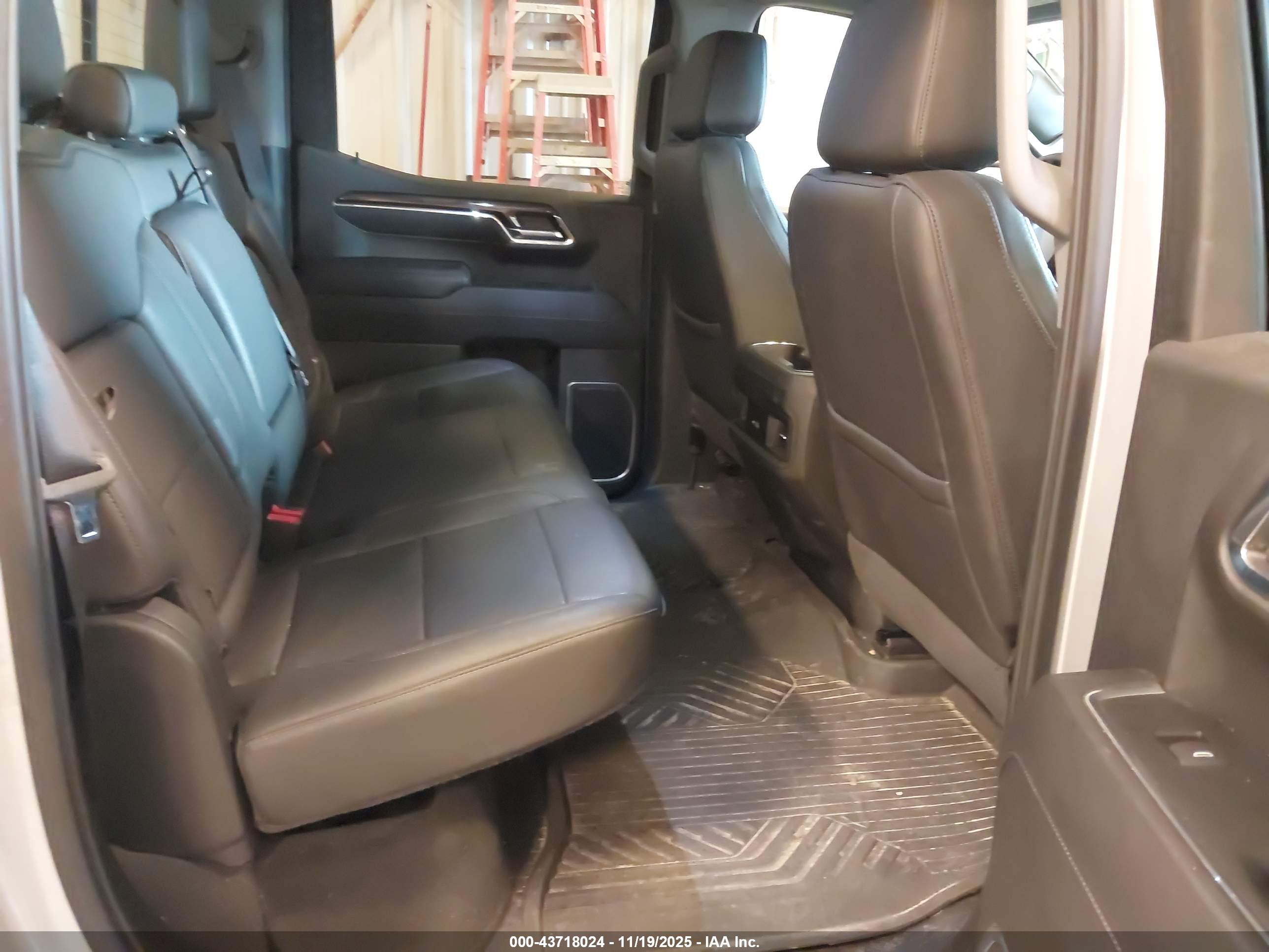 CHEVROLET SILVERADO image 8