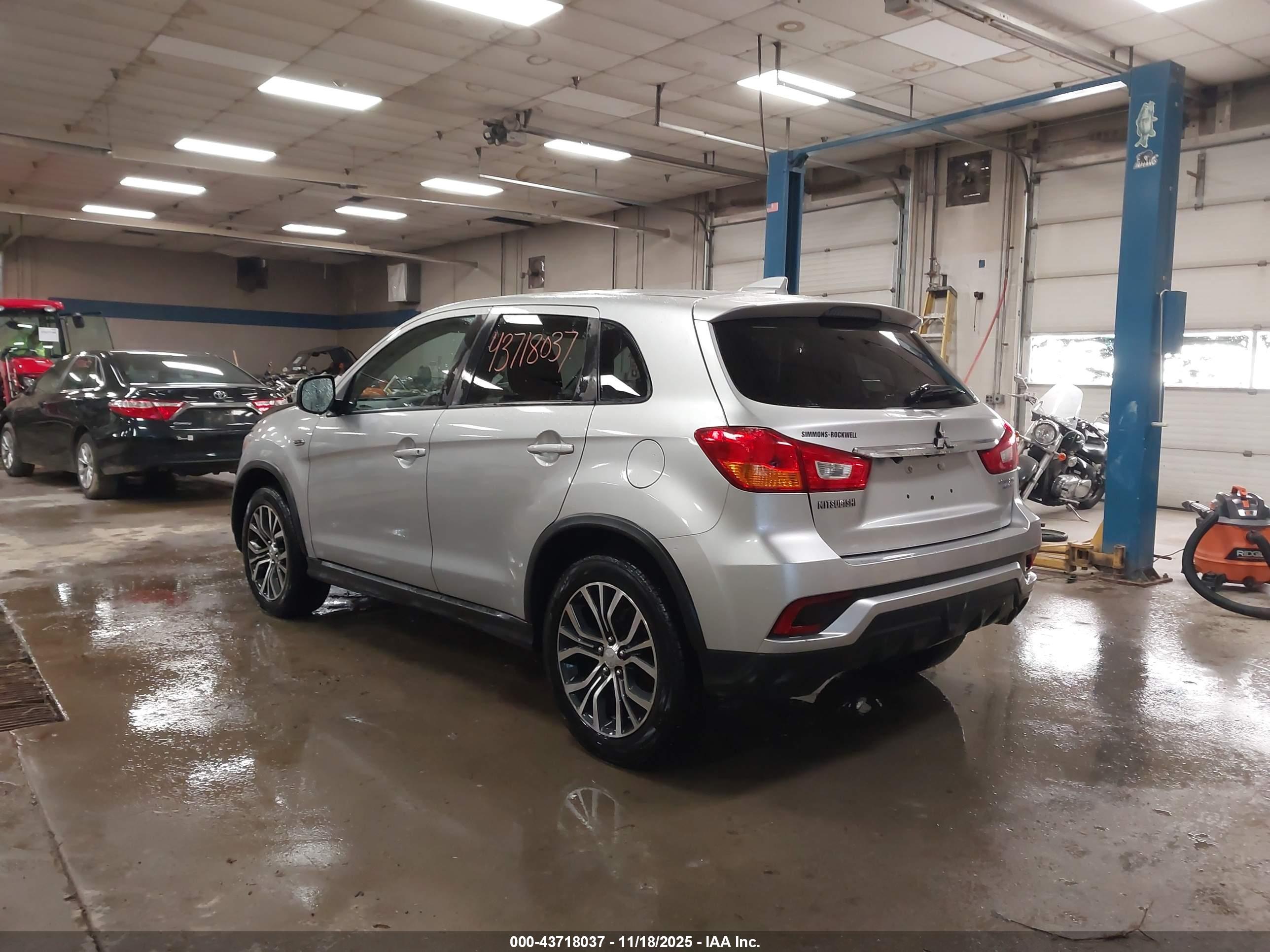 MITSUBISHI OUTLANDER image 3