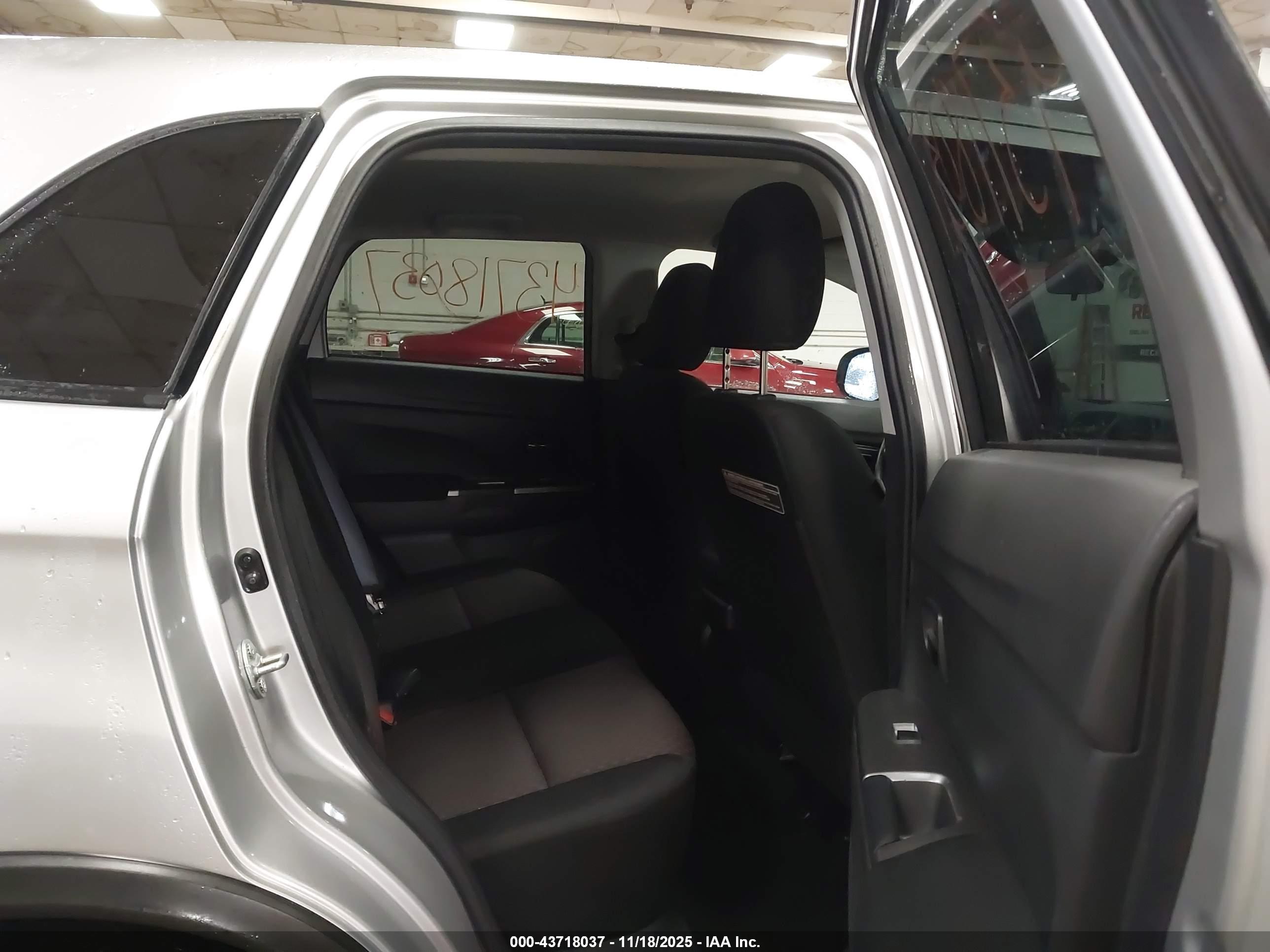 MITSUBISHI OUTLANDER image 8