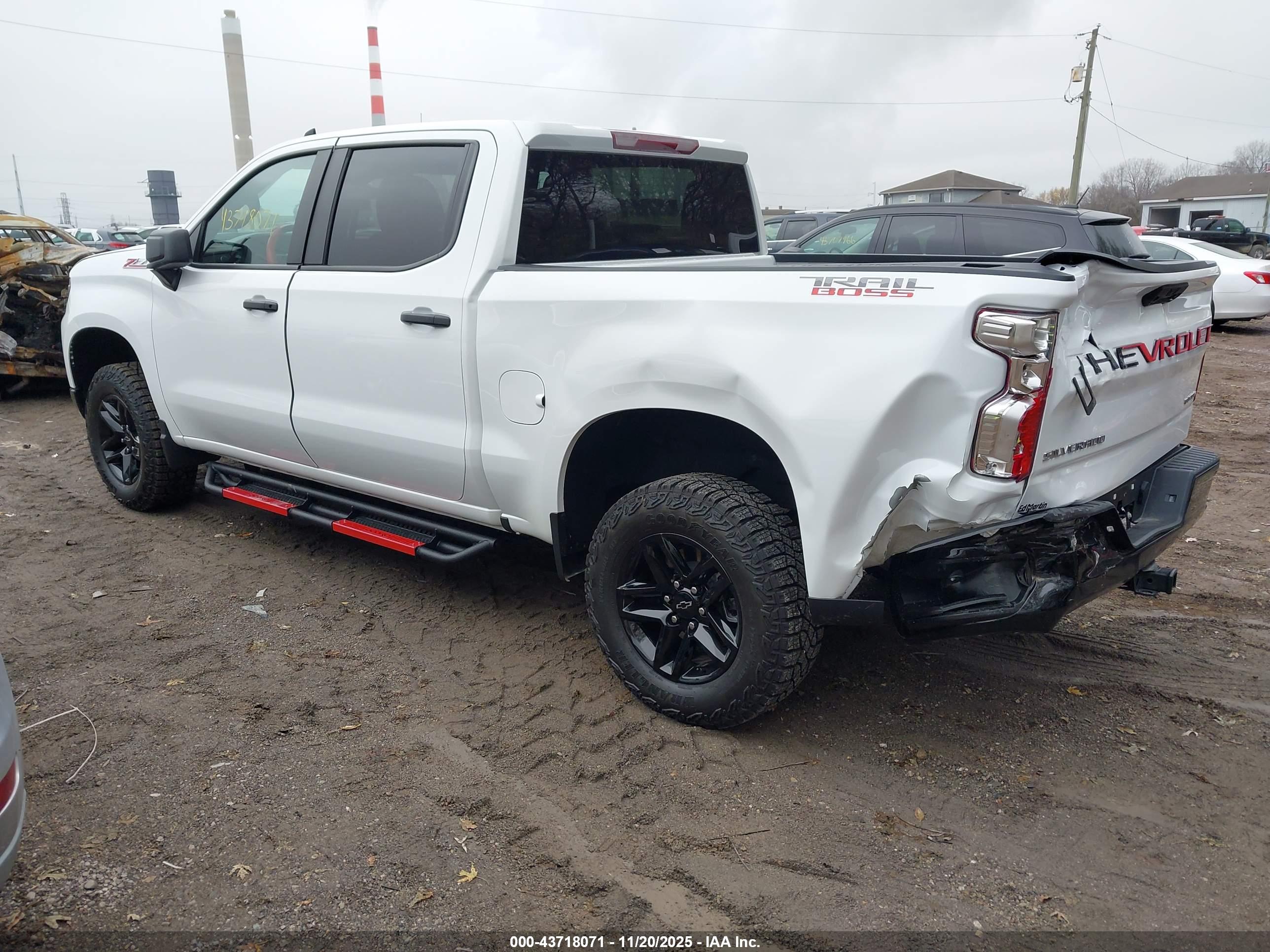 CHEVROLET SILVERADO image 3