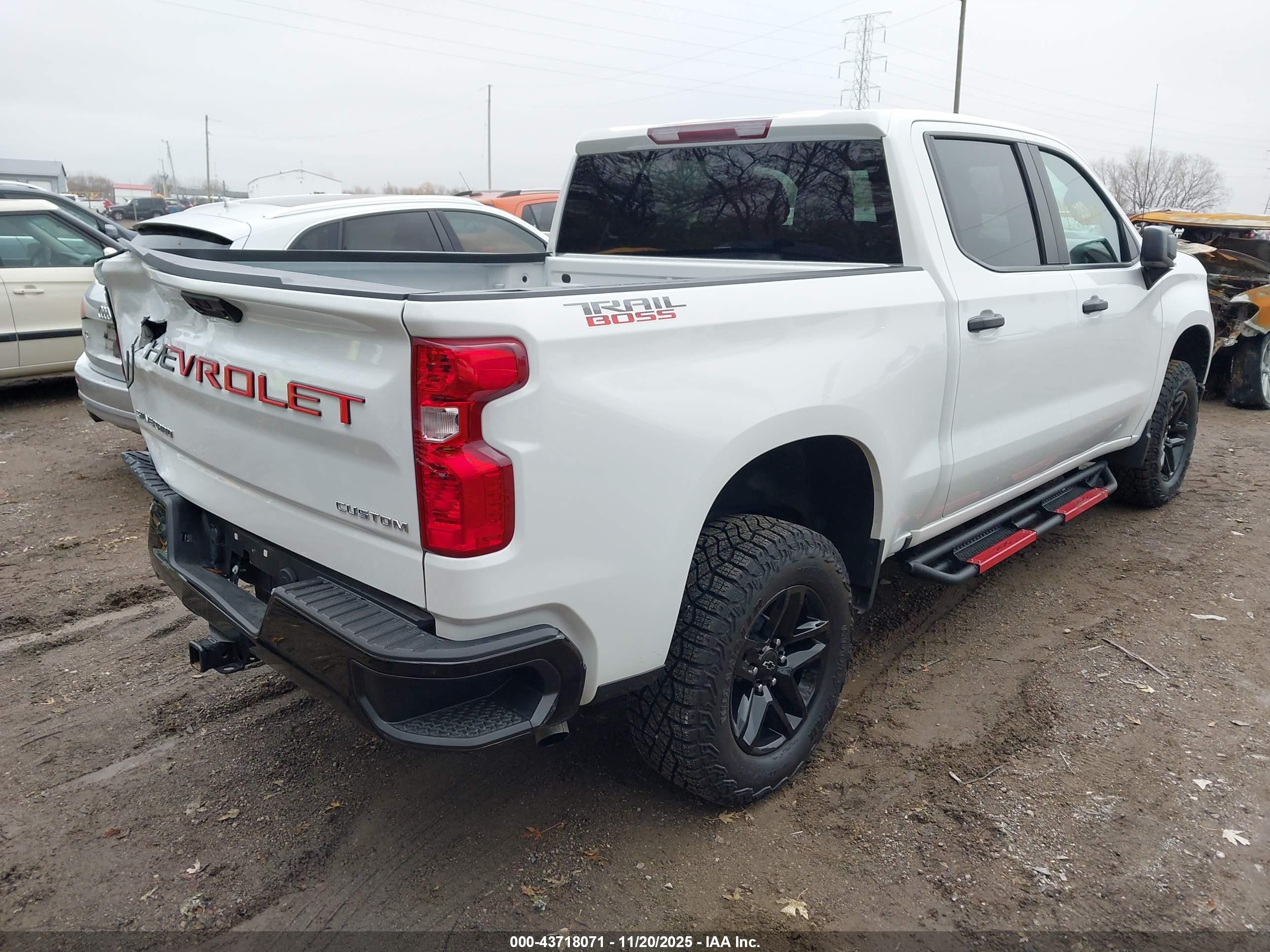 CHEVROLET SILVERADO image 4