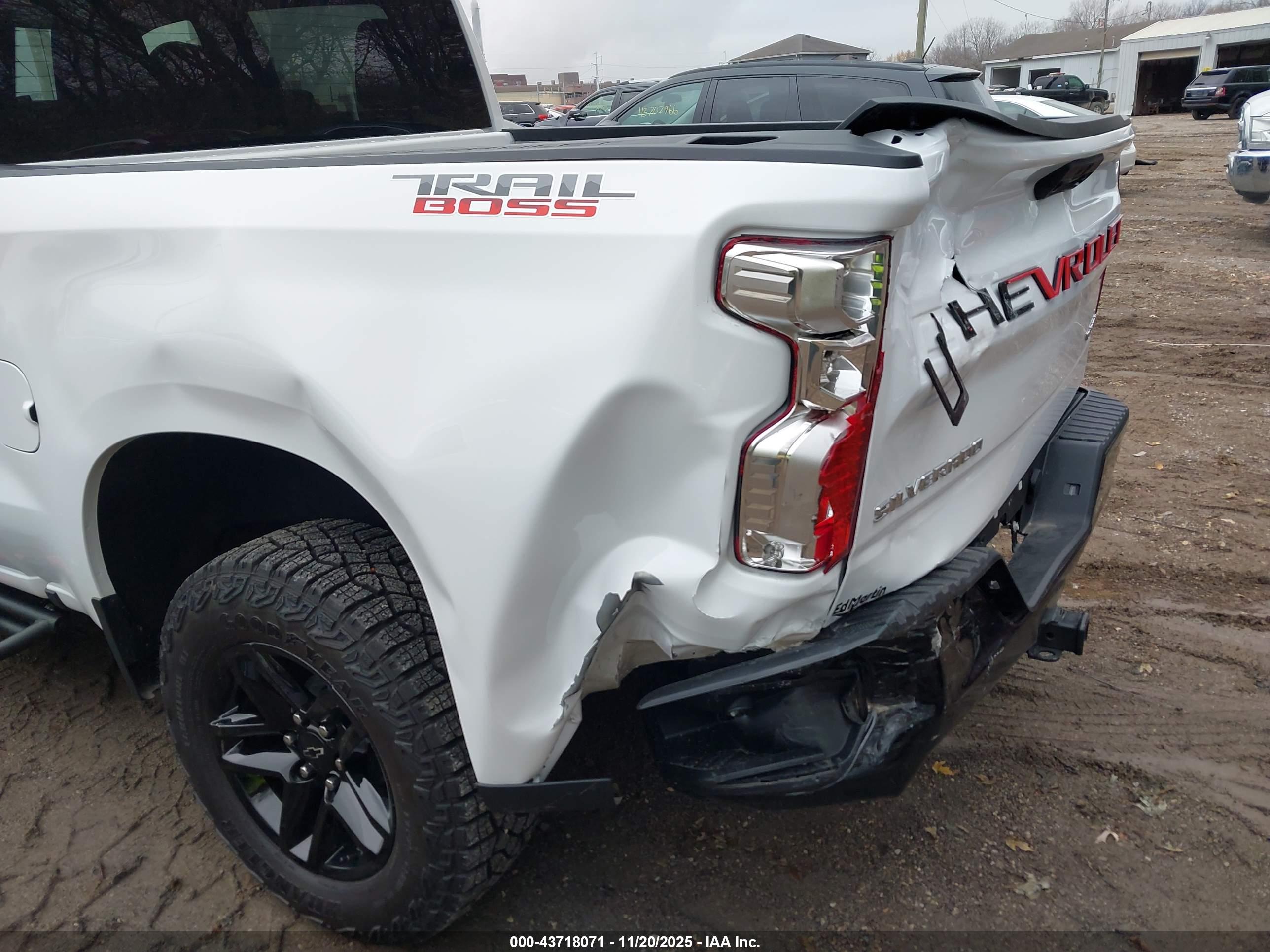 CHEVROLET SILVERADO image 6