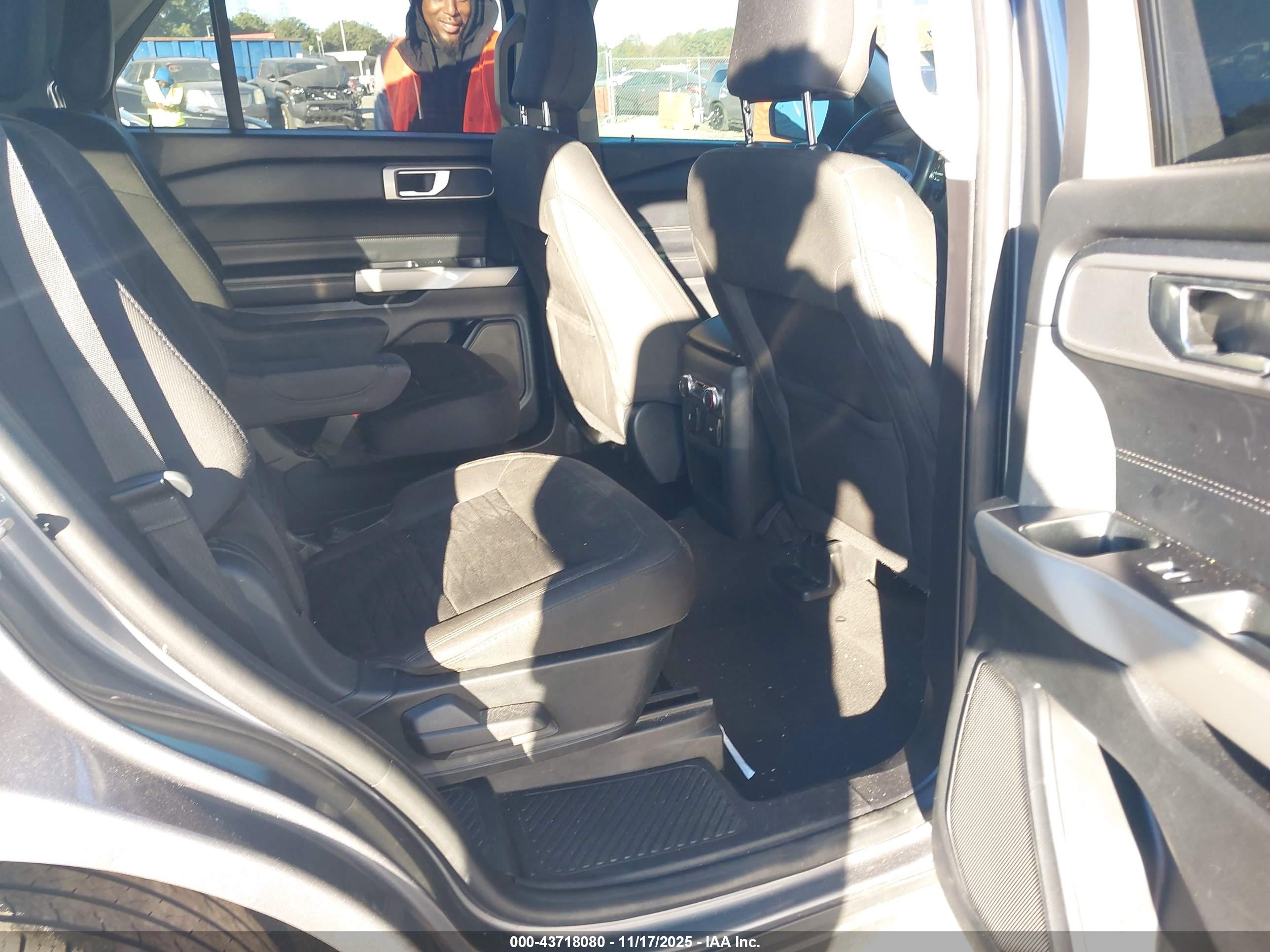 FORD EXPLORER image 8