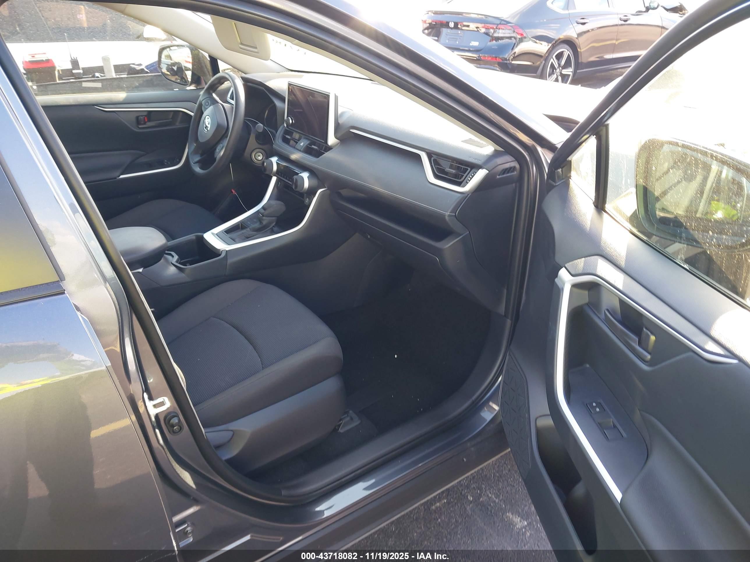 TOYOTA RAV4 image 5